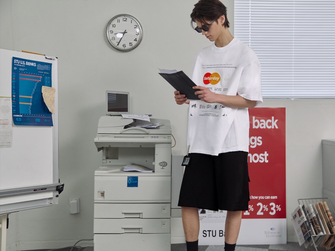 [KREAM 단독] STU Bank Embroidery Printing T-Shirt White 착용 스타일
