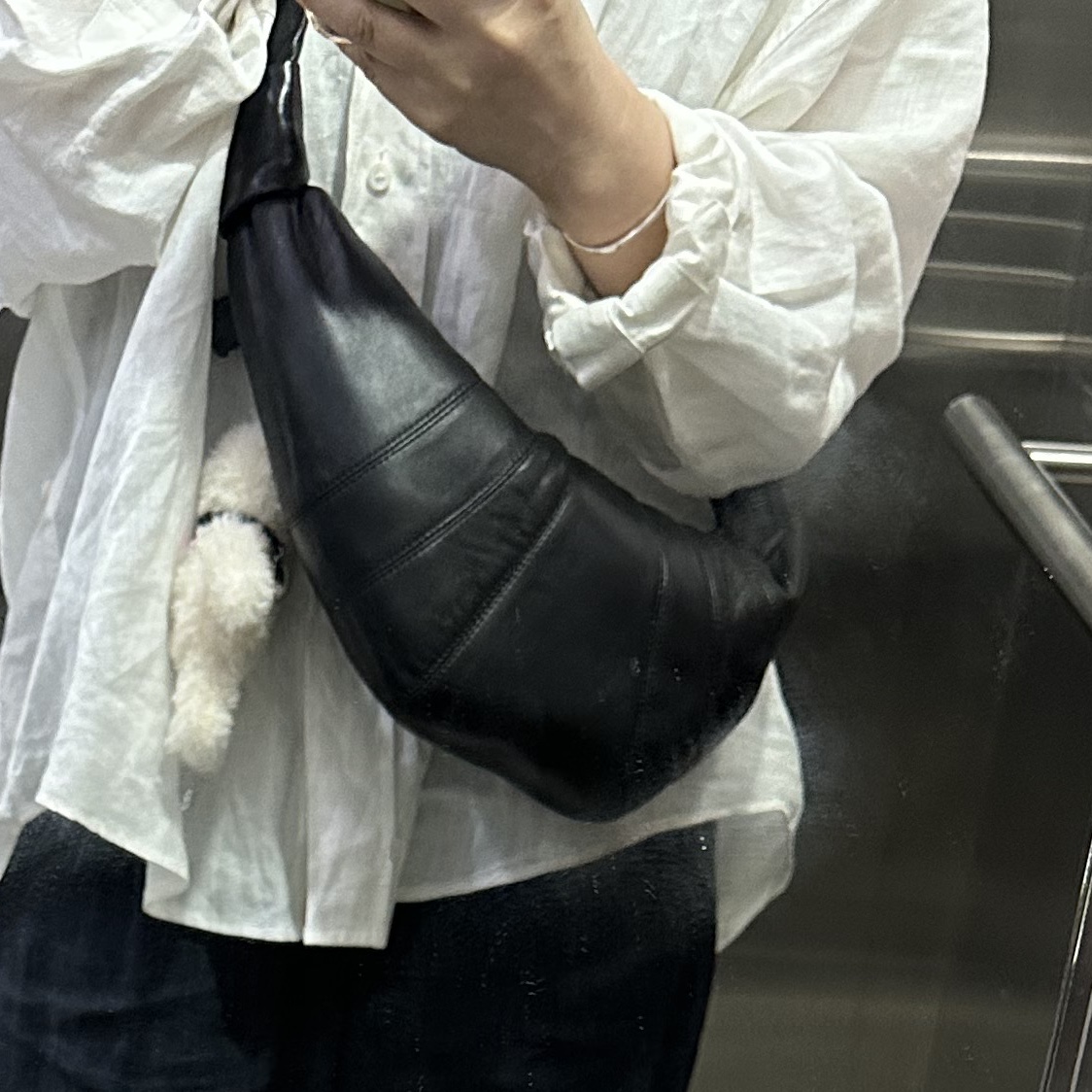 Lemaire Small Croissant Bag Soft Nappa Leather Black 착용 스타일