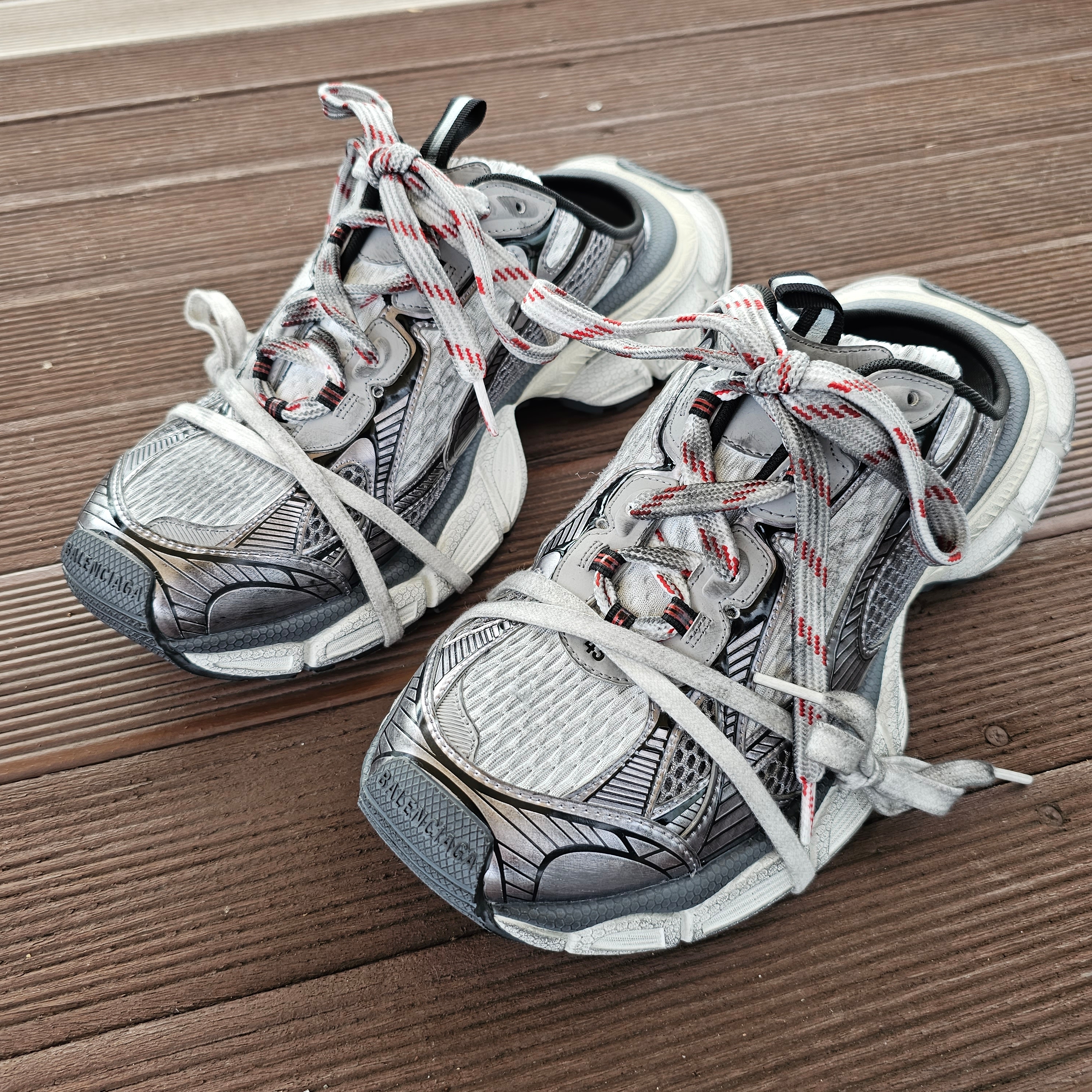 Balenciaga 3XL Mule Grey White Red 착용 스타일