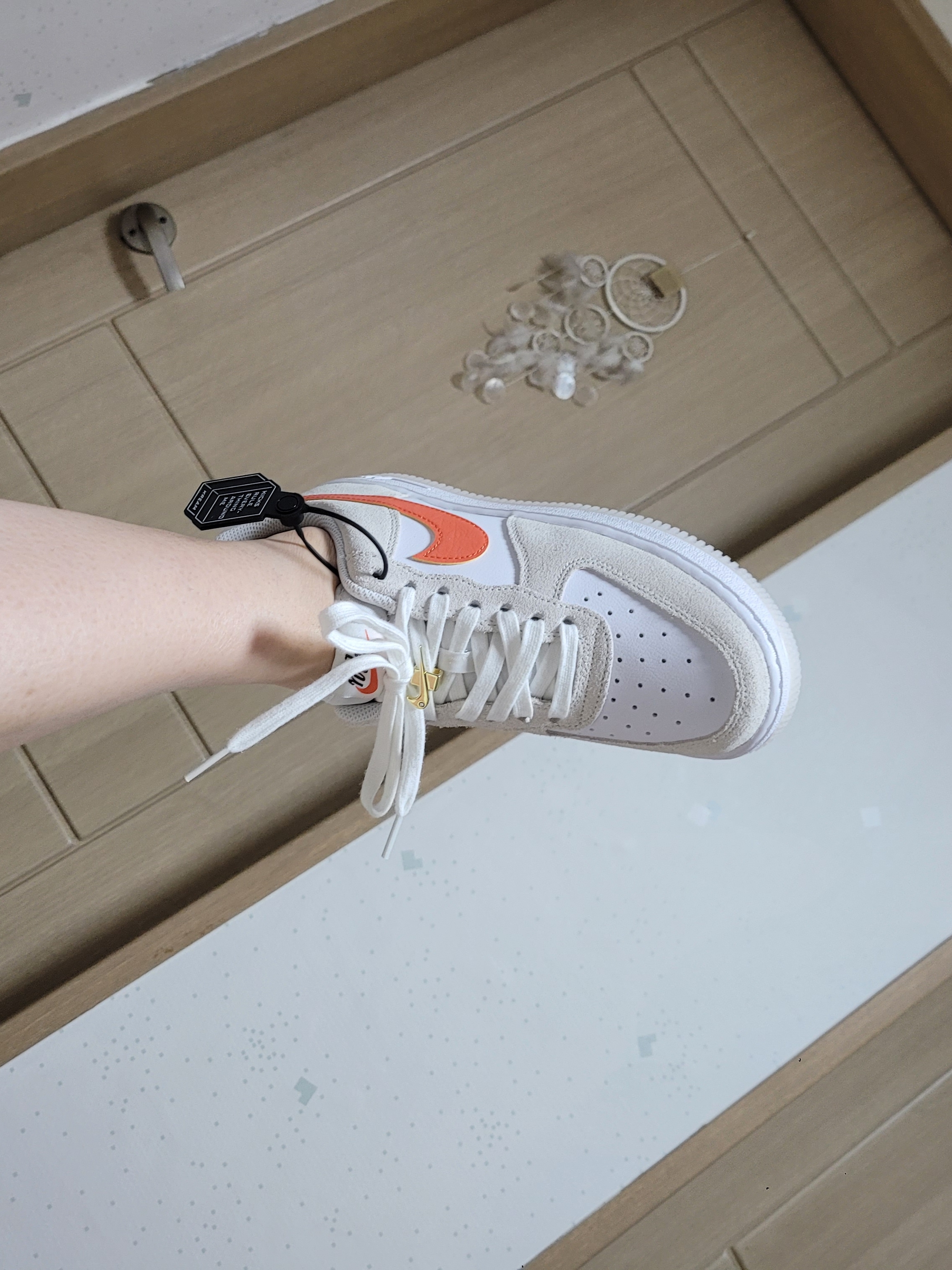 (W) Nike Air Force 1 '07 SE First Use Orange Sail 착용 스타일