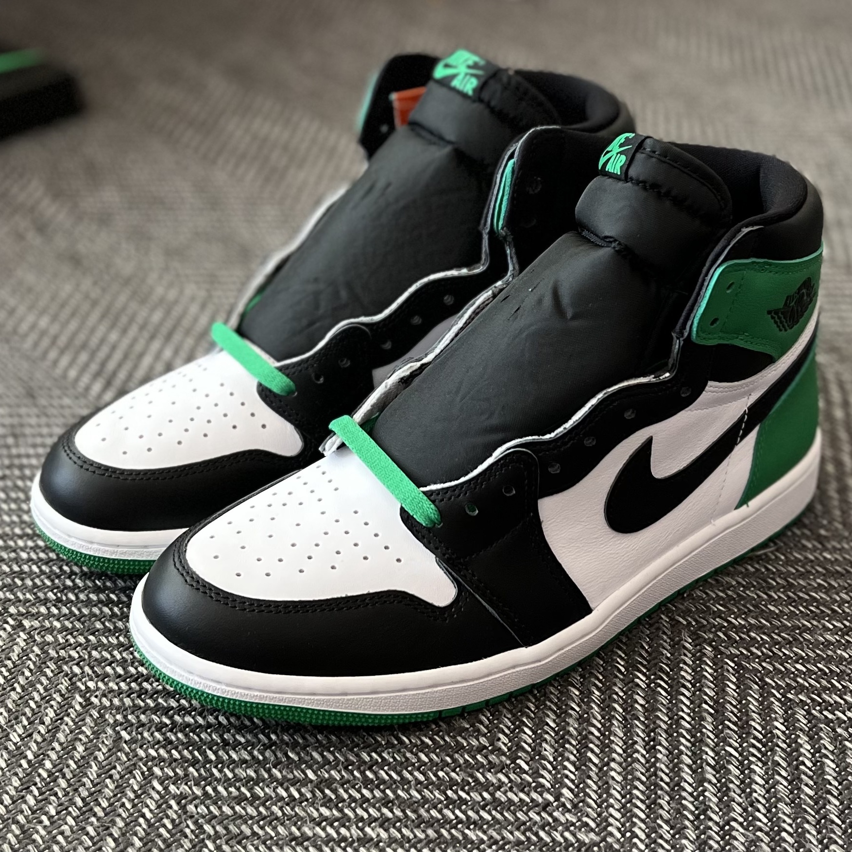 Jordan 1 Retro High OG Black and Lucky Green 착용 스타일 - 2