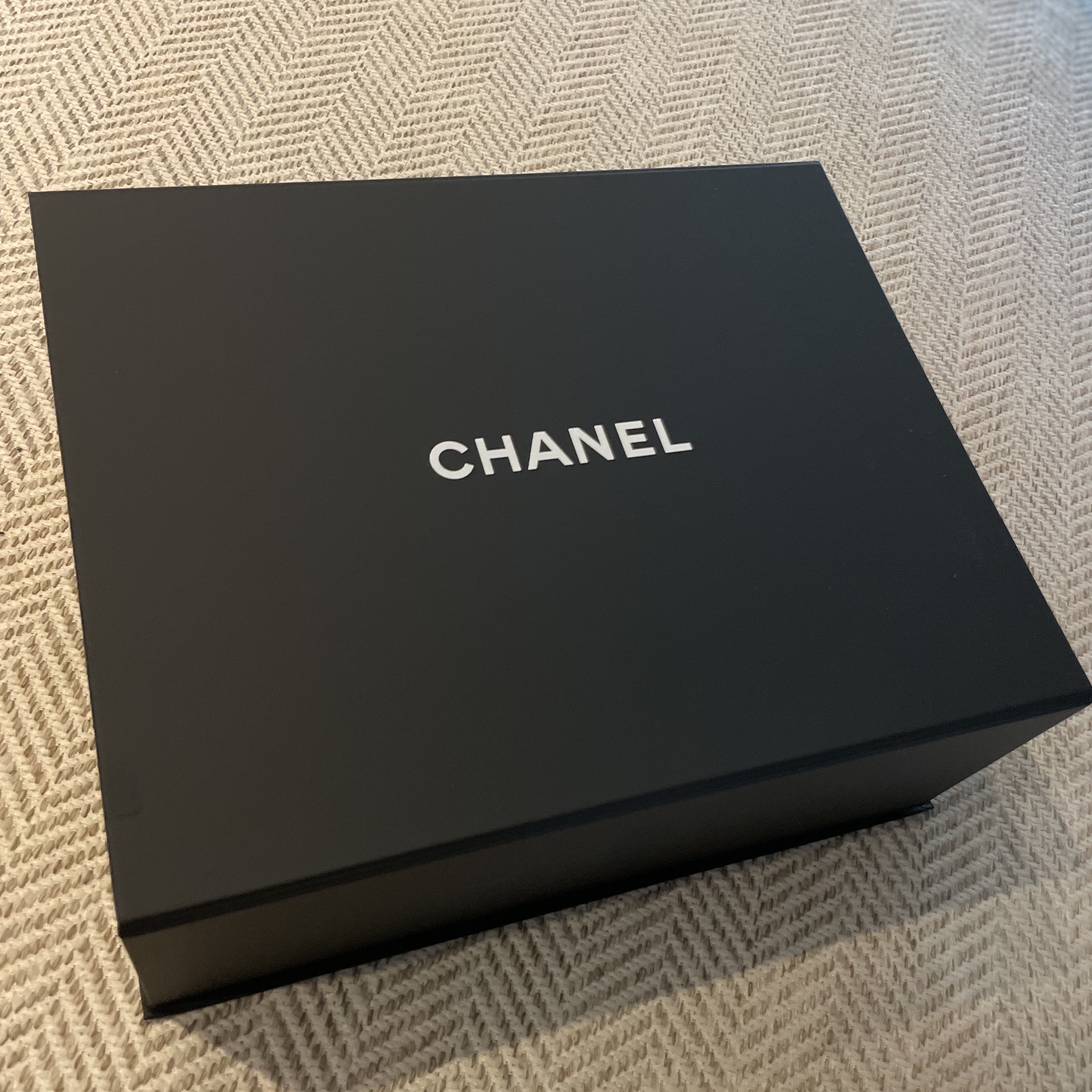 Chanel Small Gabrielle Backpack Aged Calfskin & Gold Silver Black 착용 스타일 - 1
