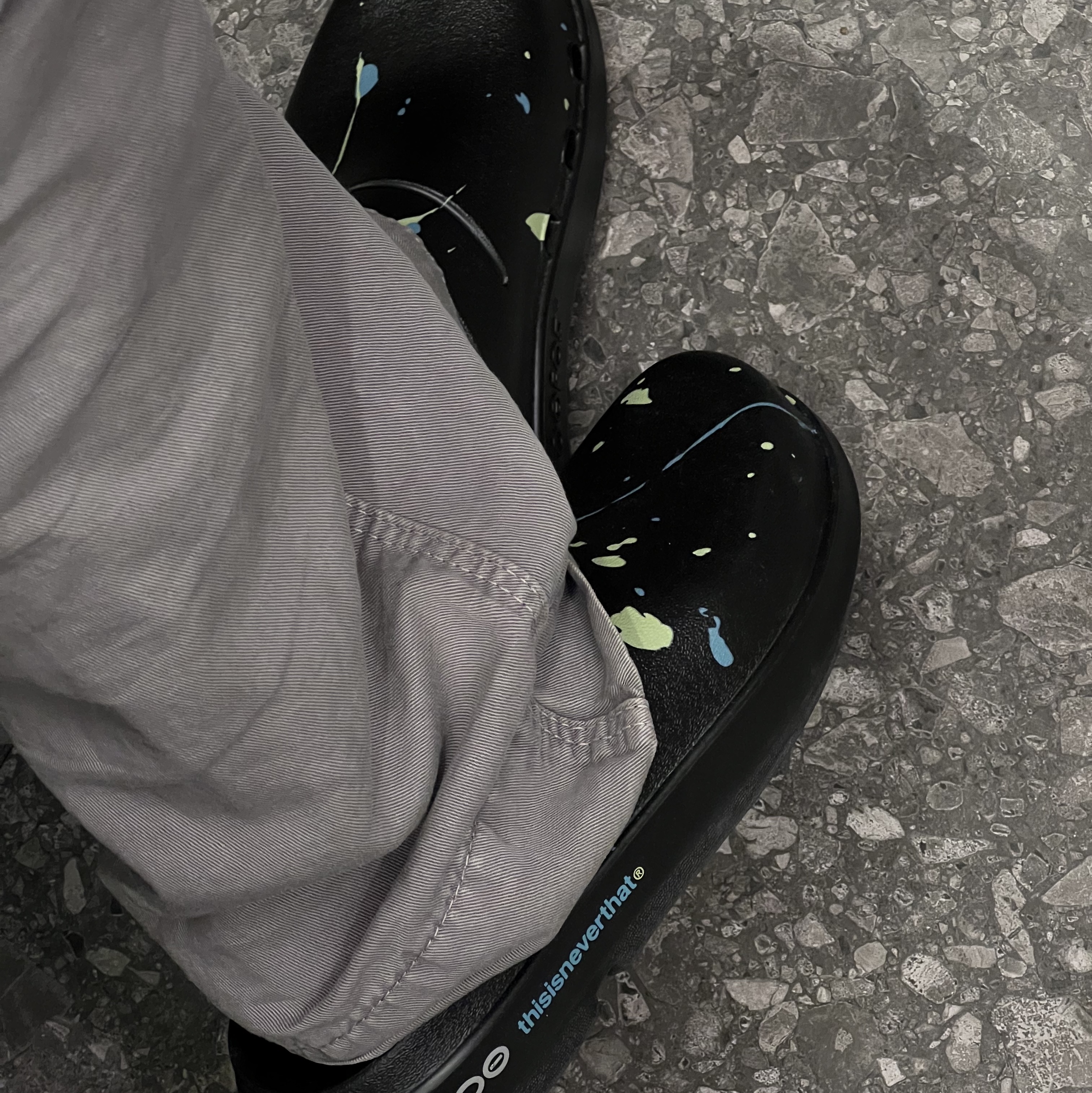 Oofos x Thisisneverthat Clog Black 착용 스타일