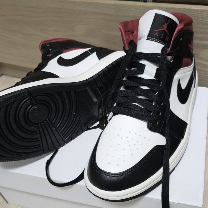 (W) Jordan 1 Mid Black Gym Red 착용 스타일