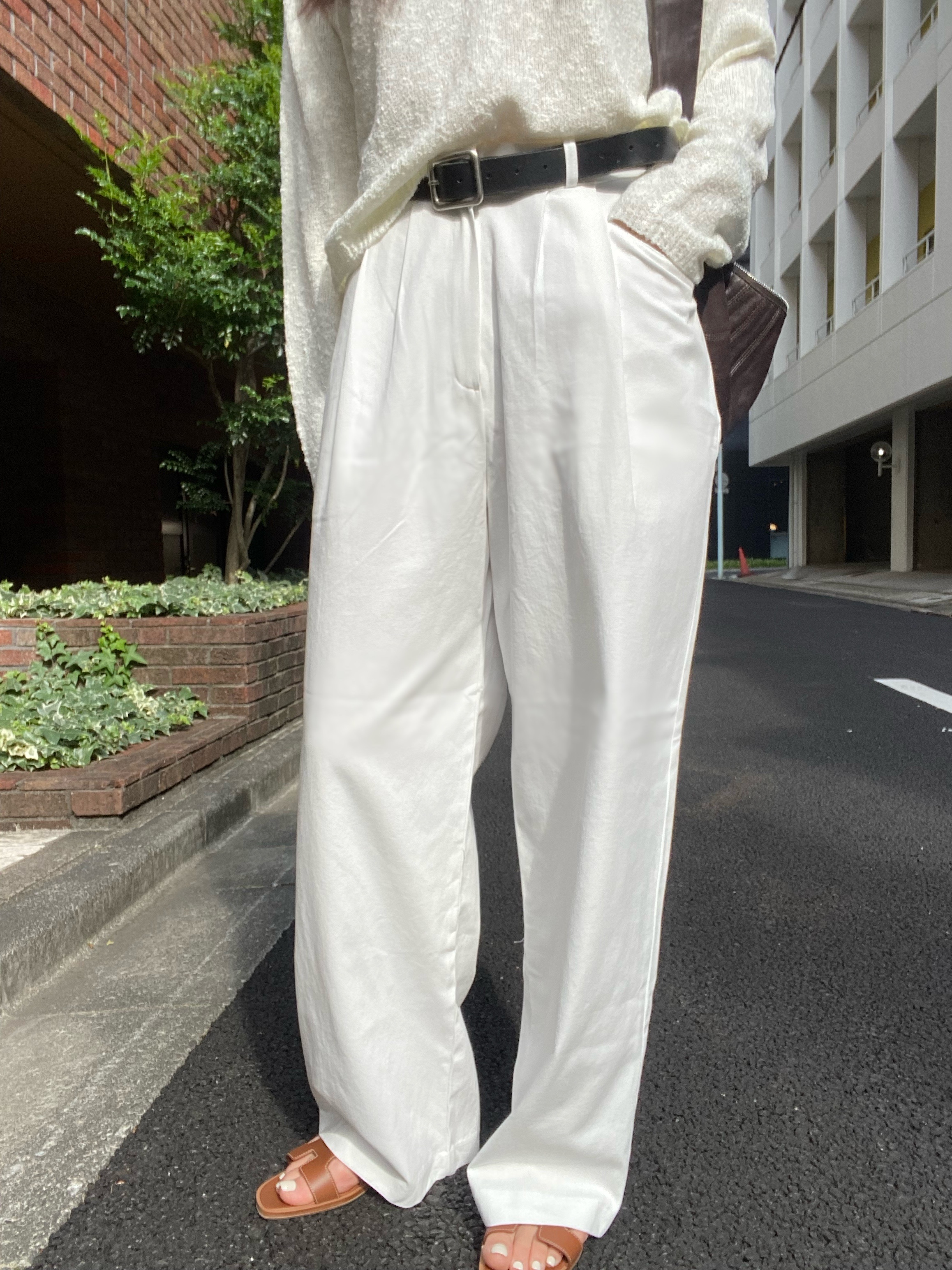 (W) Hermes Oran Sandal Calfskin & Gold Piqures Ecrues, Lemaire Small Croissant Bag Soft Nappa Leather Dark Chocolate 착용 스타일 - 2