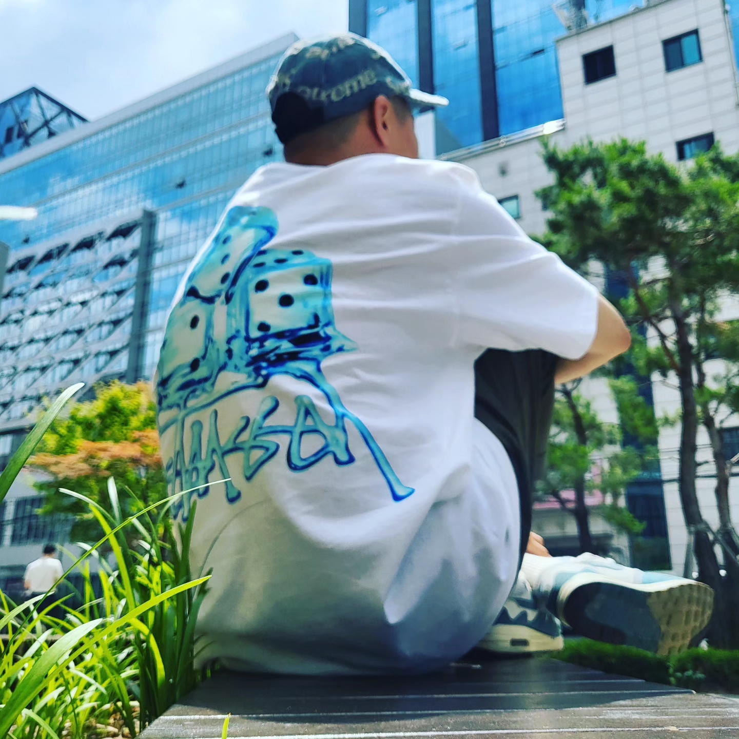 Stussy Melted T-Shirt White, Supreme Frayed Logos Denim Camp Cap Blue - 21SS 착용 스타일 - 1