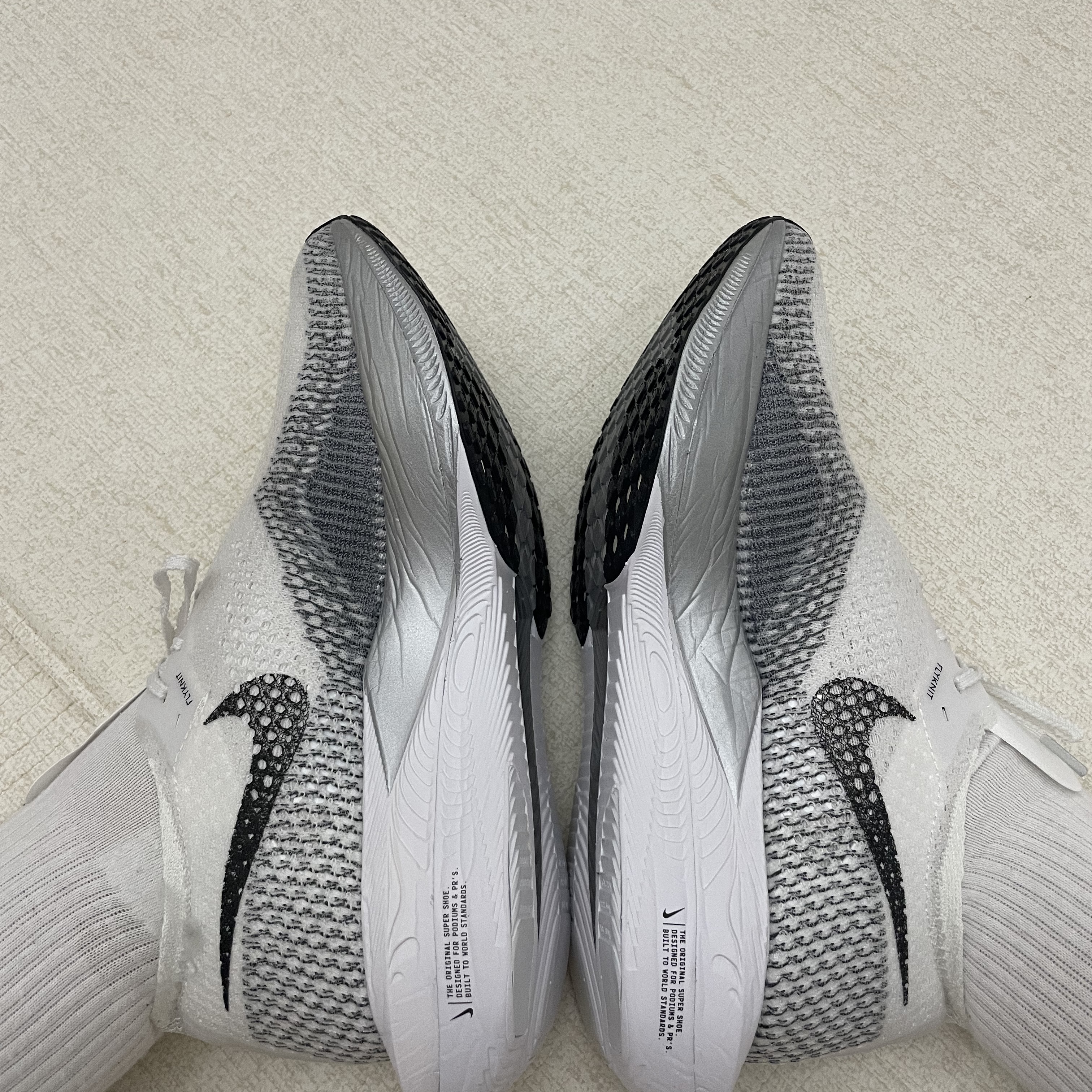 Nike ZoomX Vaporfly Next% 3 White Grey 착용 스타일 - 2