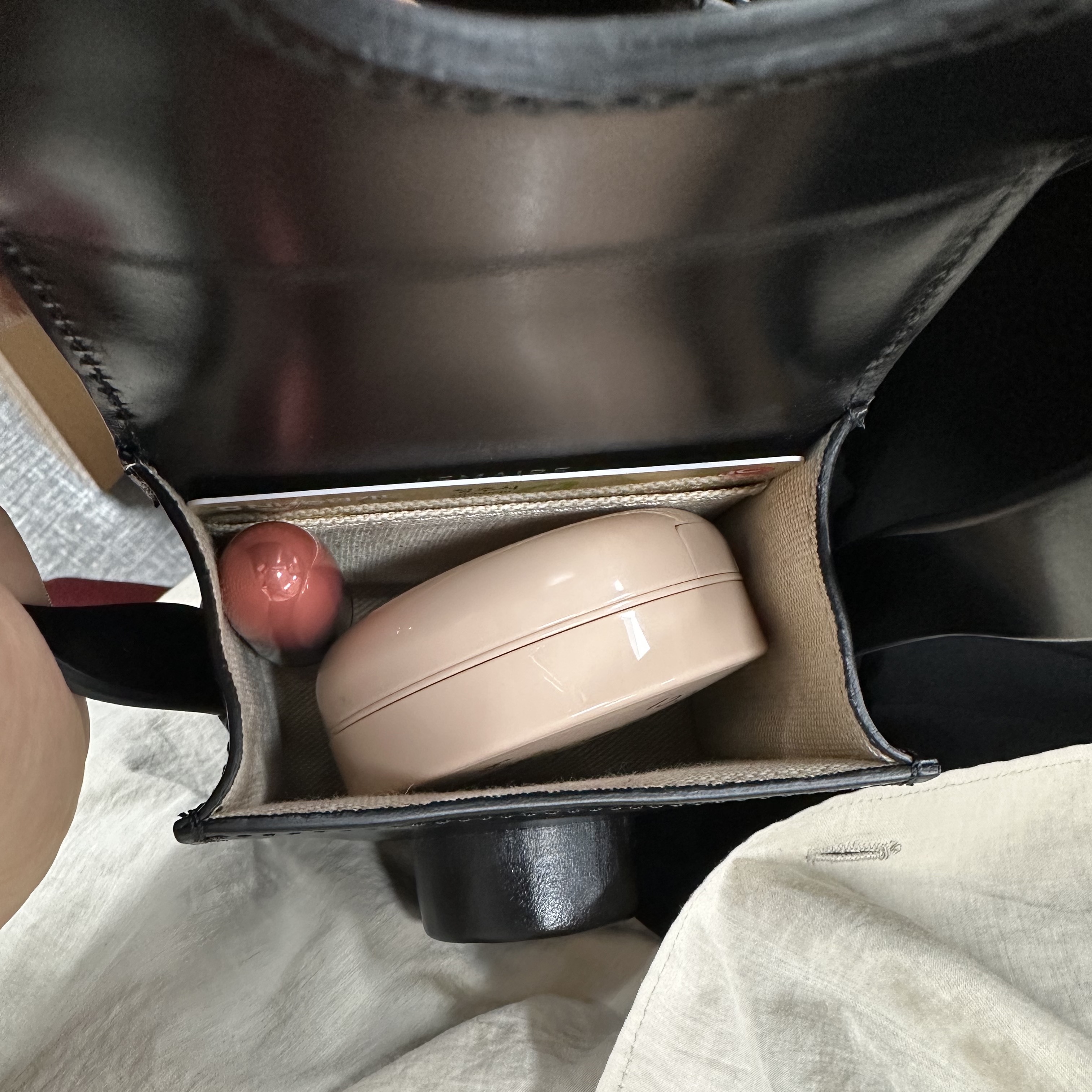 Lemaire Mini Camera Bag Vegetable-Tanned Leather Black 착용 스타일