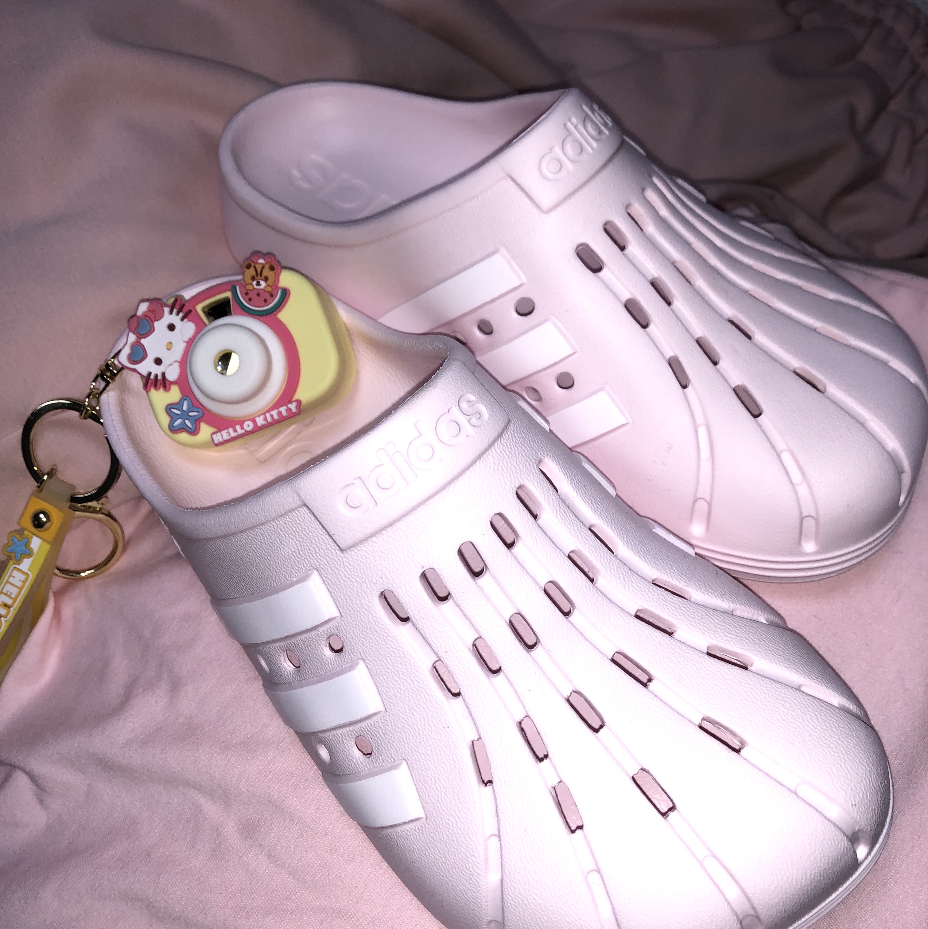 Adidas Adilette Clogs Almost Pink 착용 스타일