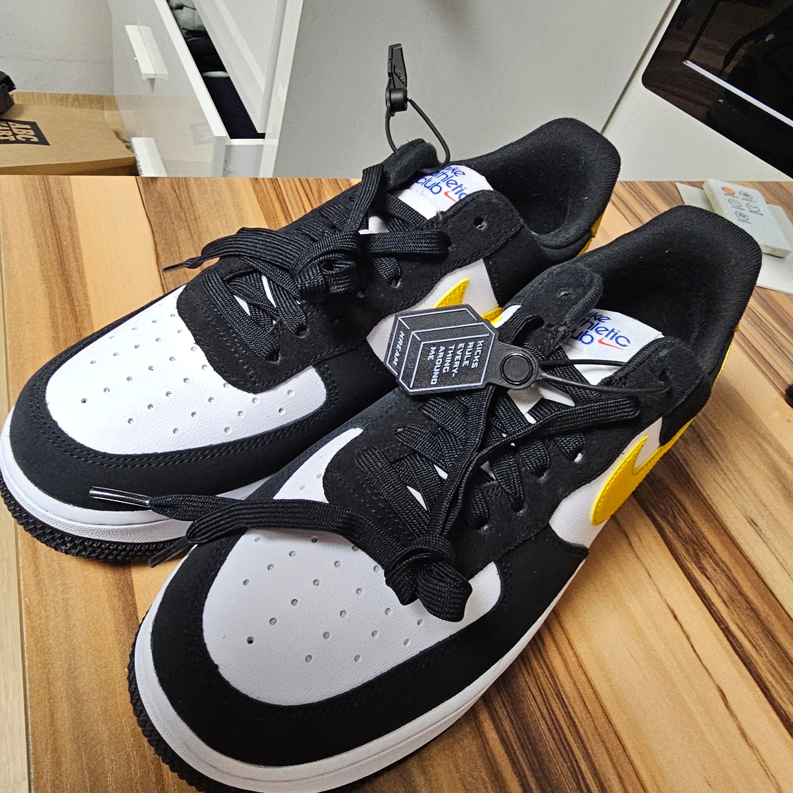 Nike Air Force 1 '07 LV8 Athletic Club Black Dark Sulfur 착용 스타일 - 1