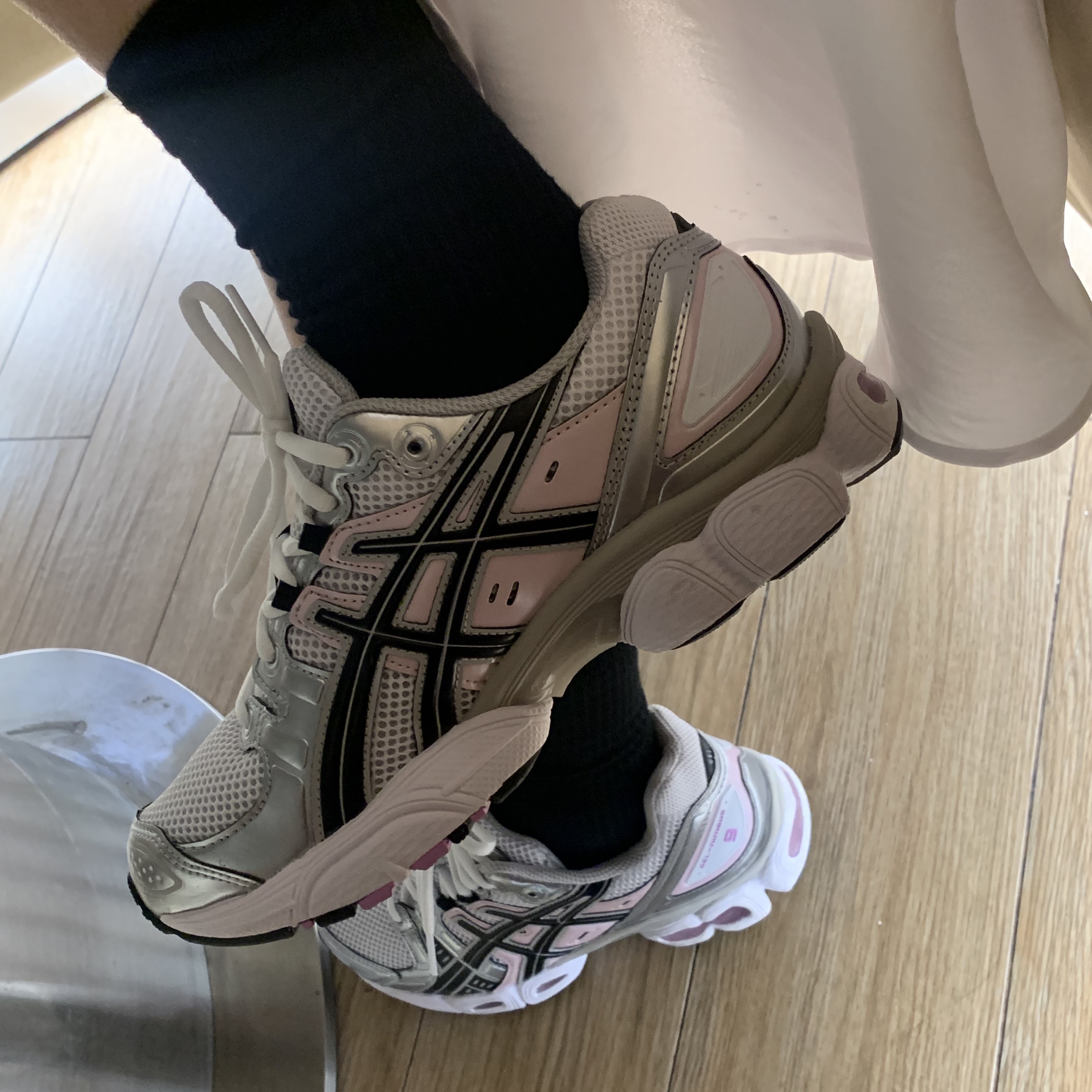 (W) Asics Gel-Nimbus 9 White Black 착용 스타일