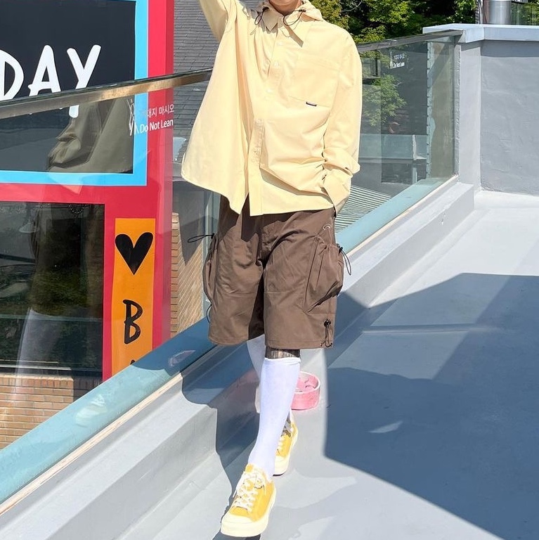 Art of Field Big Pocket Bermuda Pants Brown 착용 스타일