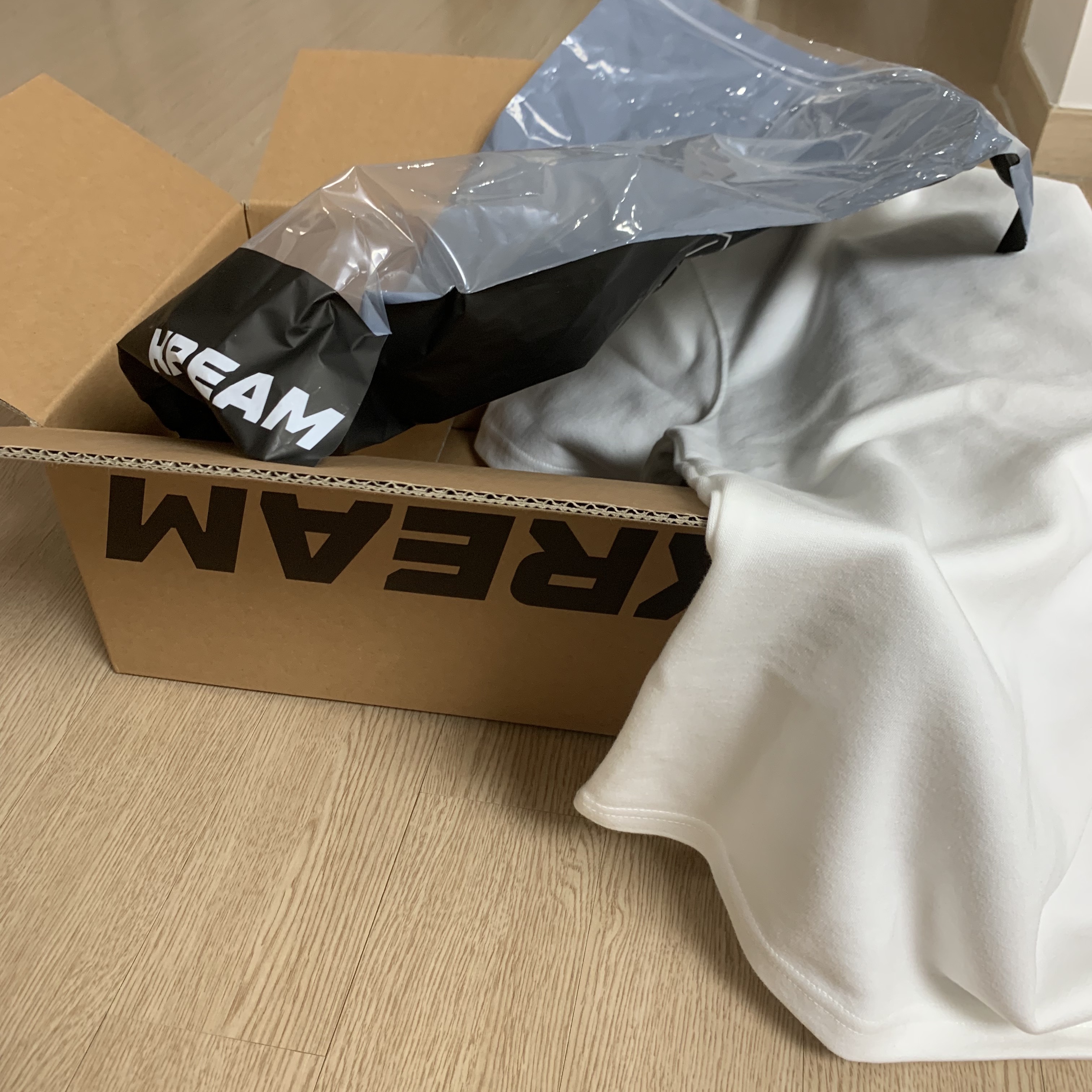 IAB Studio 10th Anniversary T-Shirts Pack White & Black (2 Pack) 착용 스타일 - 1