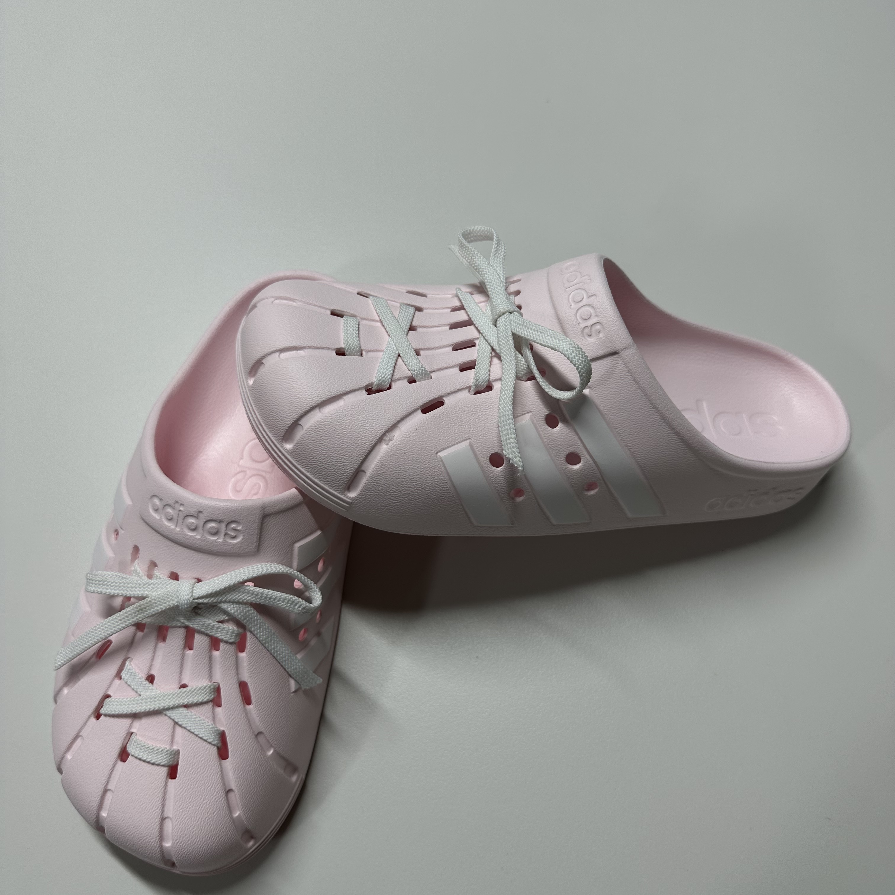 Adidas Adilette Clogs Almost Pink 착용 스타일