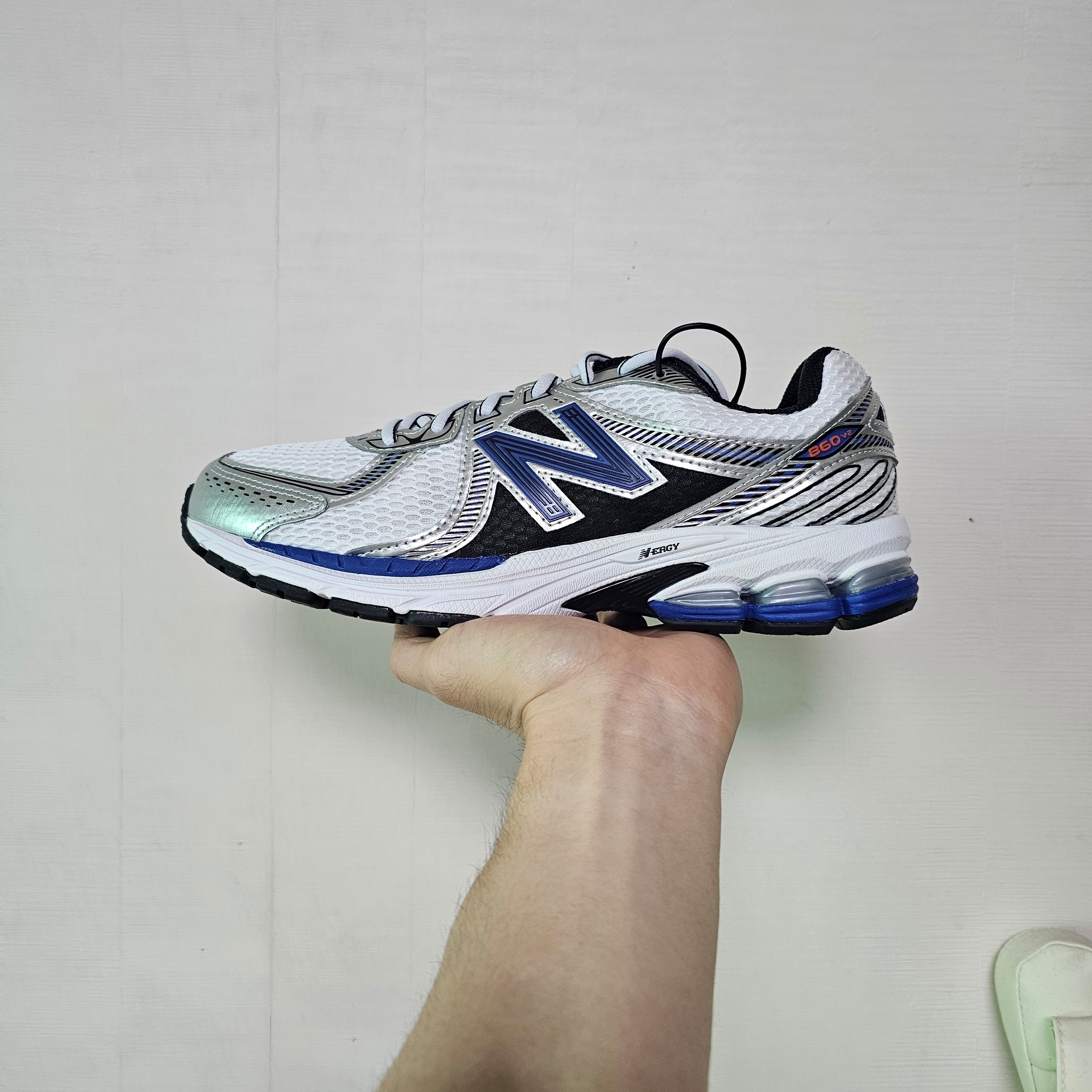New Balance 860v2 Metallic Silver 착용 스타일 - 4