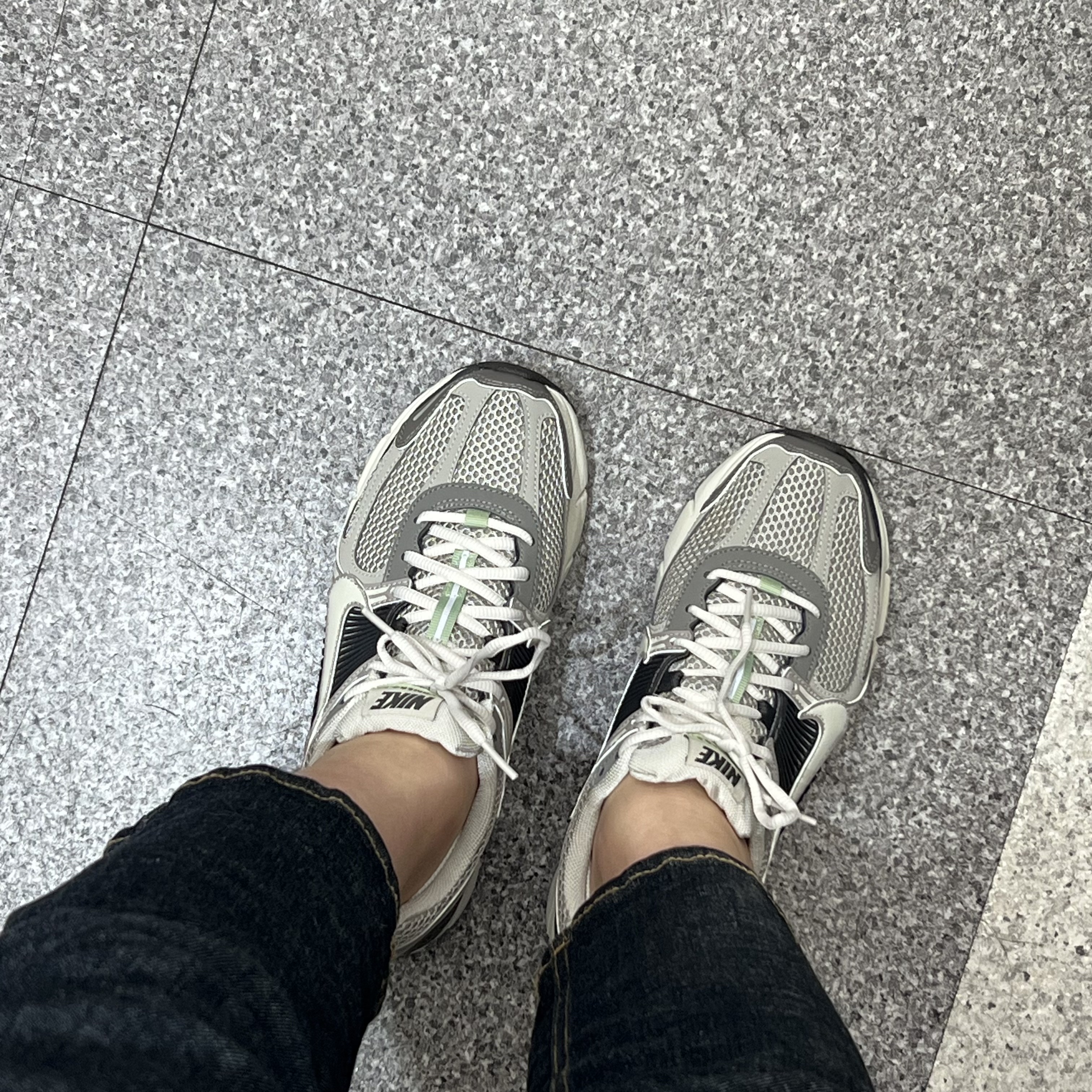 (W) Nike Zoom Vomero 5 Cobblestone and Flat Pewter 착용 스타일
