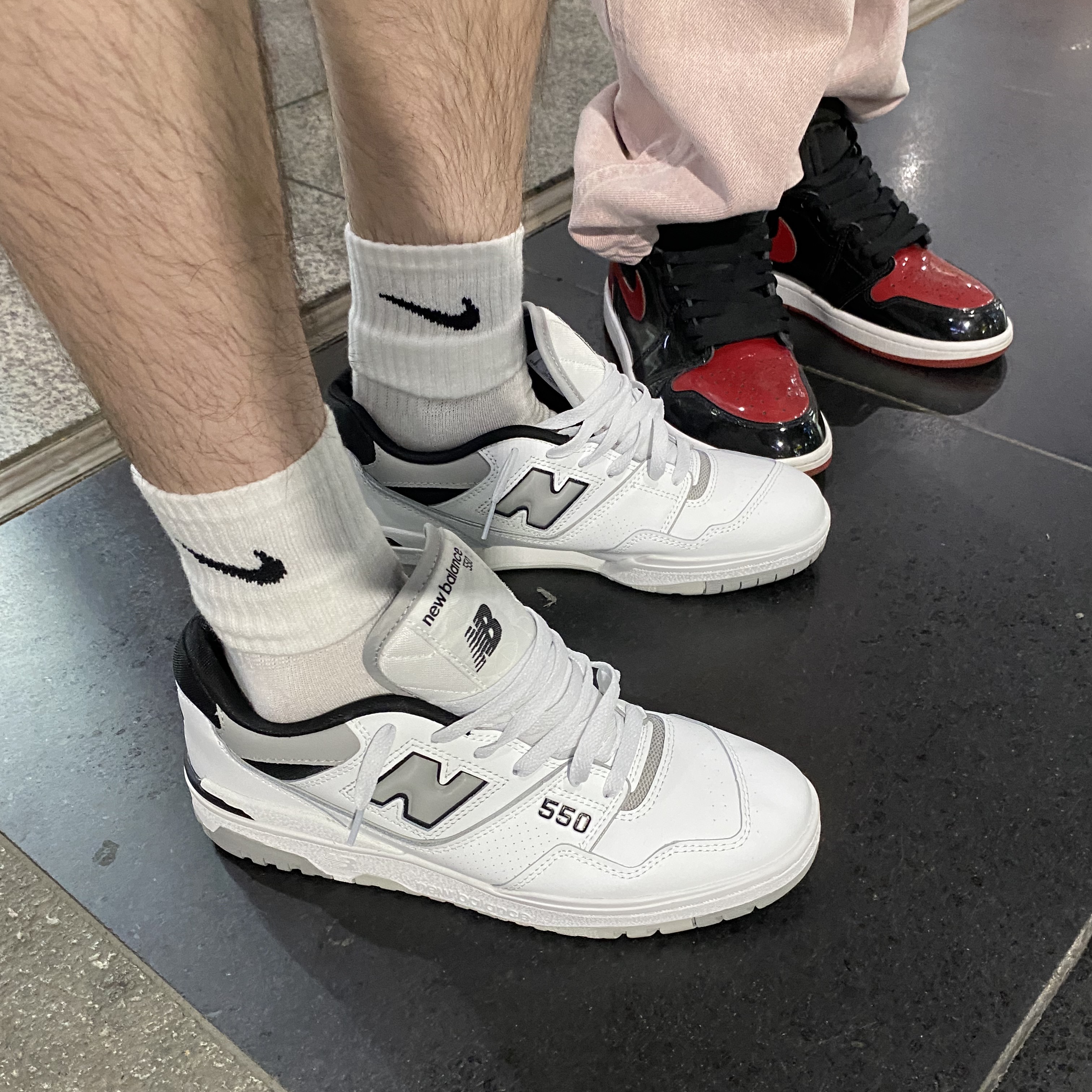 New Balance 550 White Grey - D Standard, Jordan 1 Retro High OG Patent Bred 착용 스타일 - 1