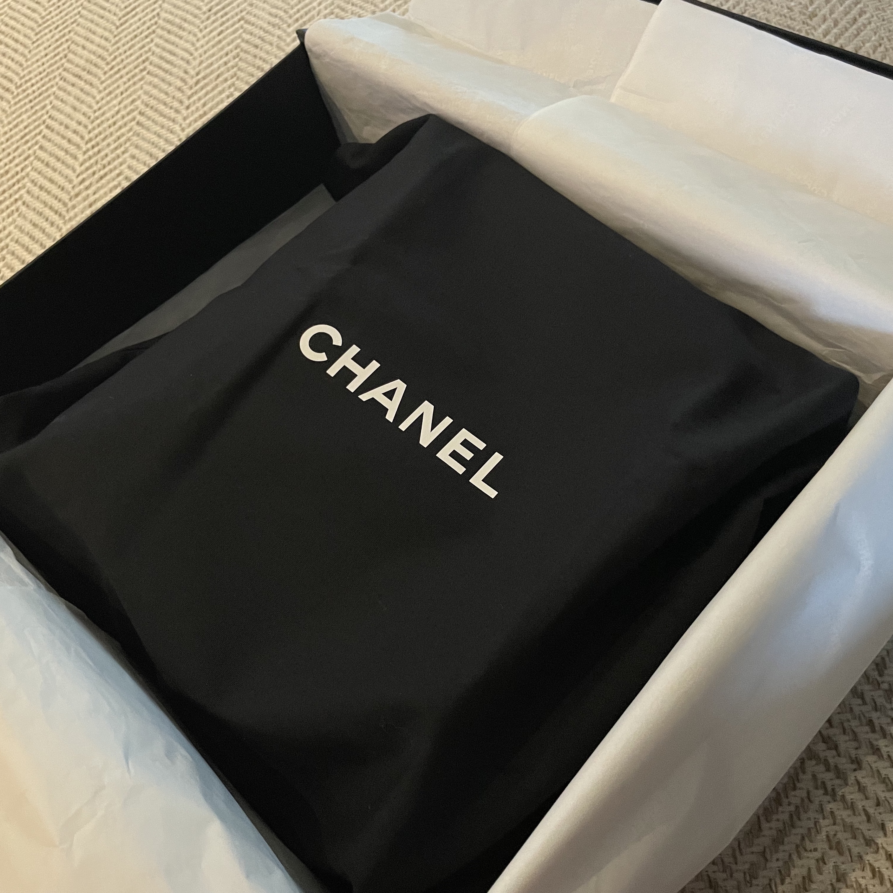 Chanel Small Gabrielle Backpack Aged Calfskin & Gold Silver Black 착용 스타일 - 2