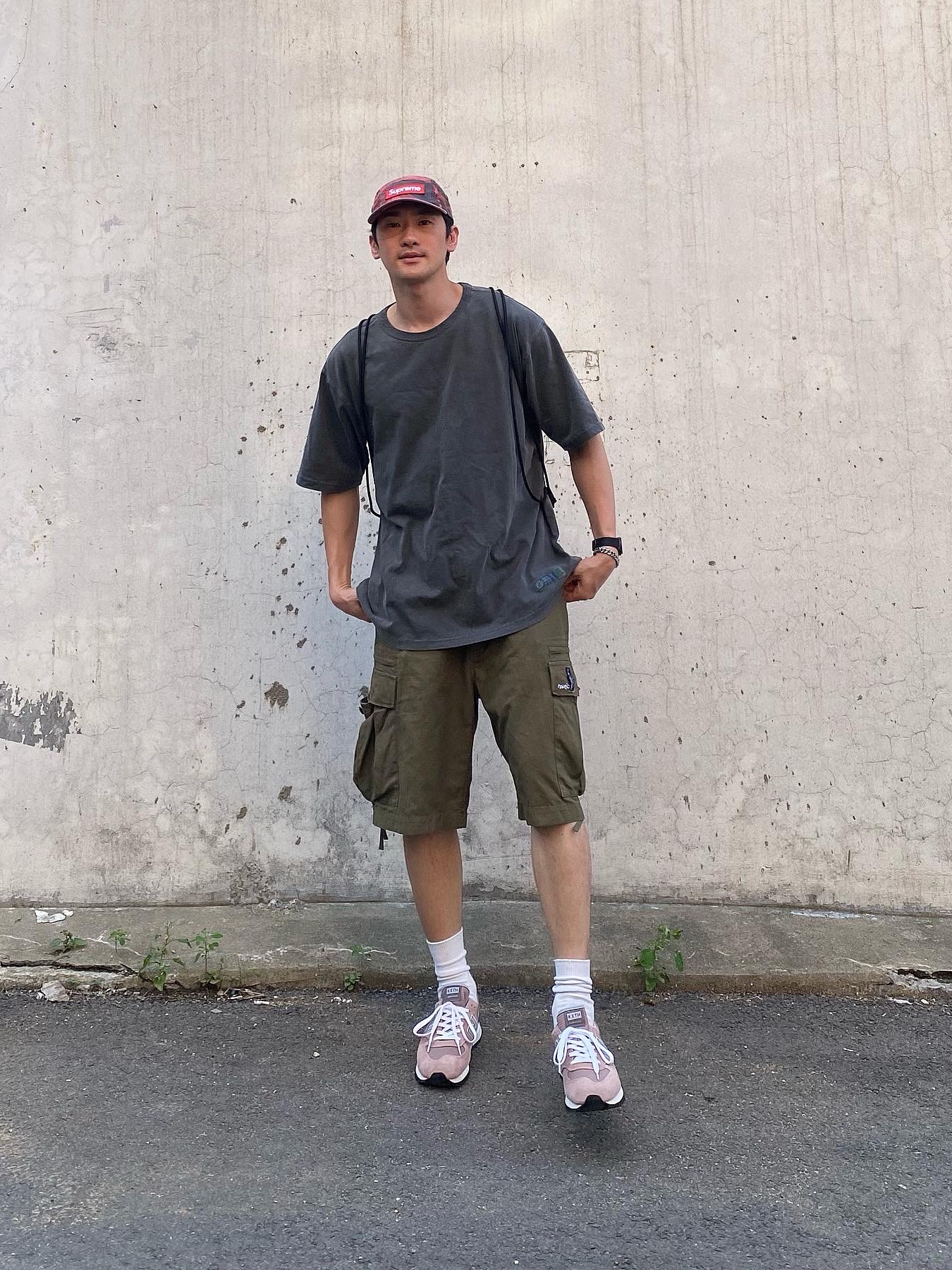 New Balance x Kith 990v1 Made in USA Dusty Rose, Supreme Broken Camo Camp Cap Red - 22SS 착용 스타일 - 2
