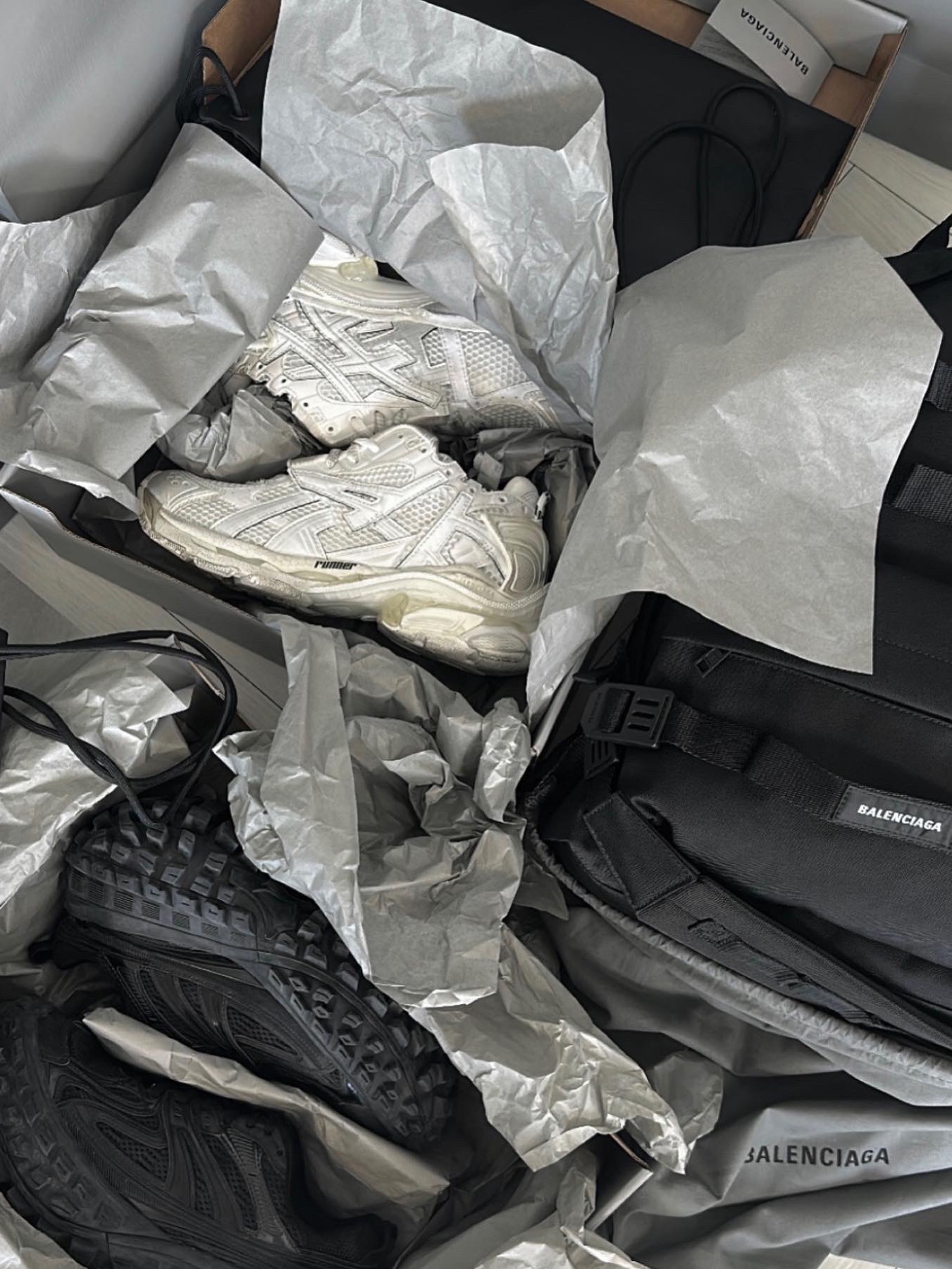 Balenciaga Army Medium Multicarry Backpack Black, Balenciaga Runner Sneakers White 착용 스타일