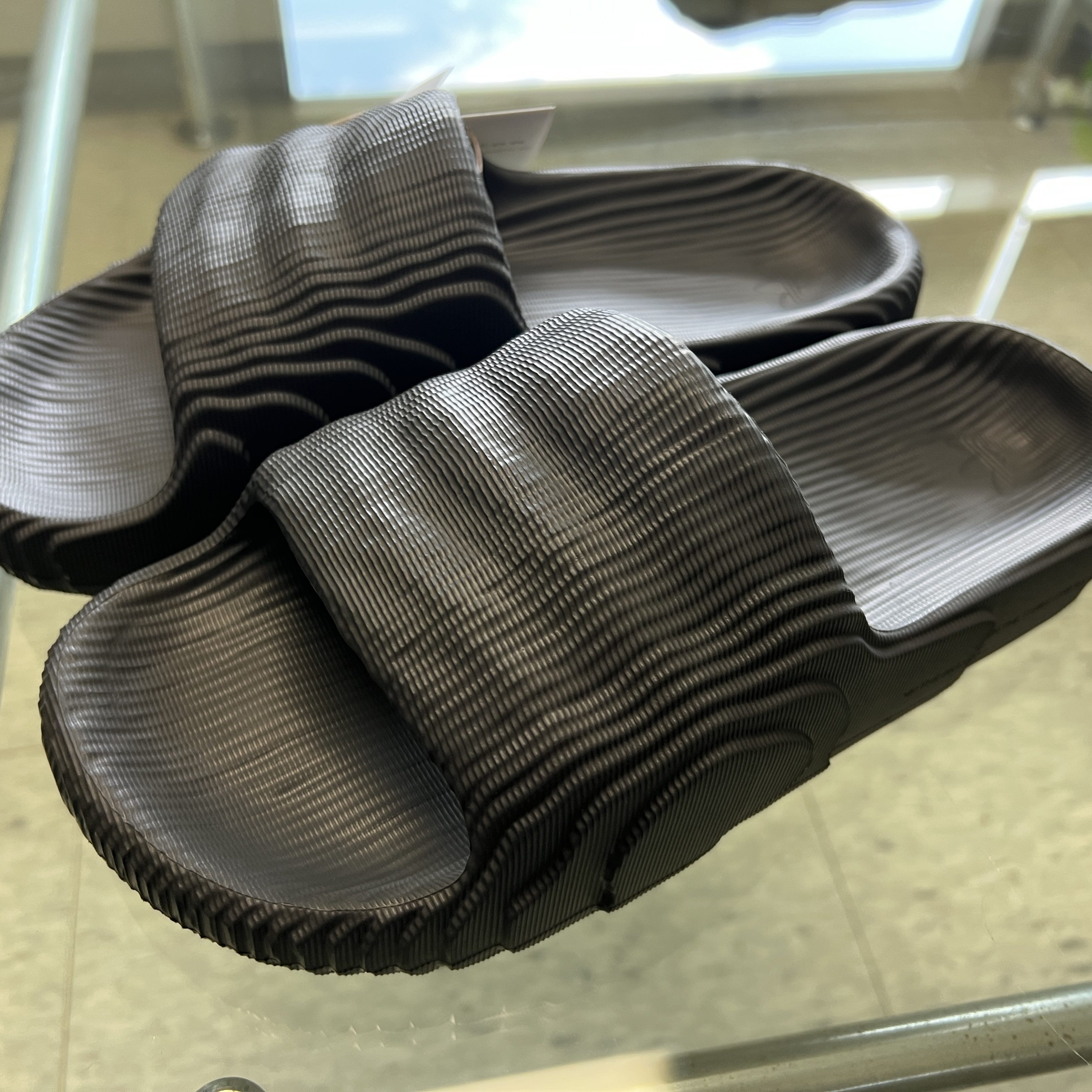 Adidas Yeezy Slide Onyx, Adidas Adilette 22 Grey Five 착용 스타일 - 2