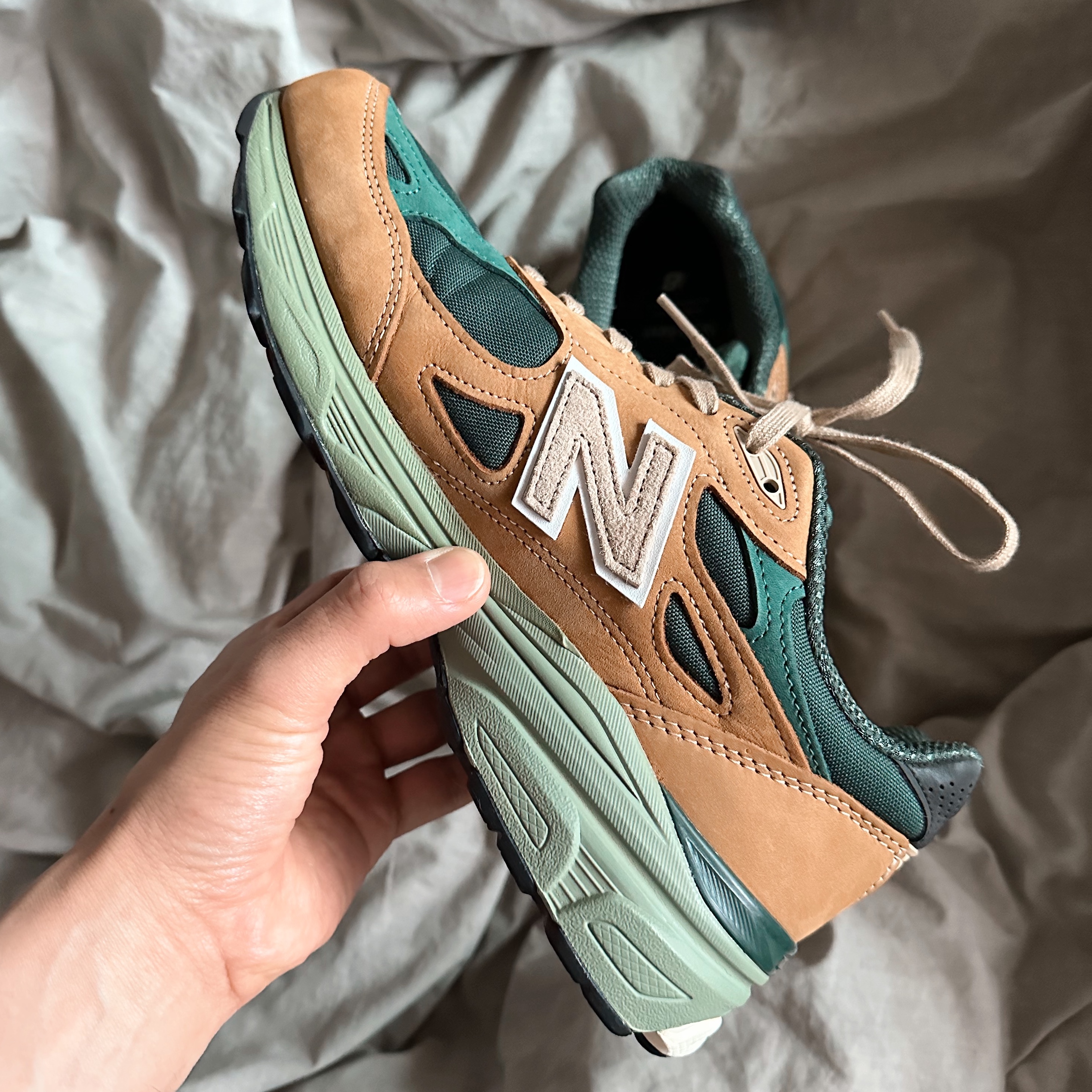 New Balance 990v3 Made in USA Tan Green 착용 스타일 - 2