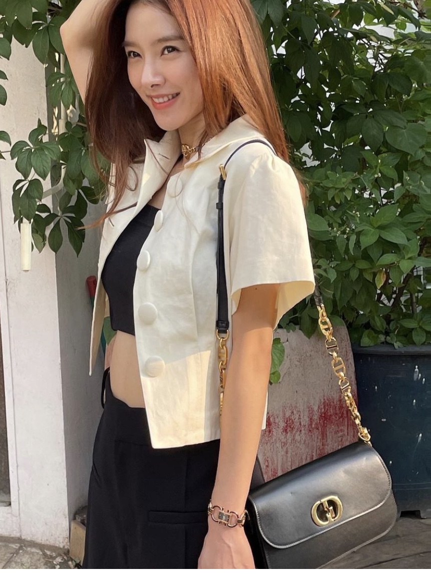 Dior 30 Montaigne Avenue Bag Box Calfskin Black 착용 스타일 - 3