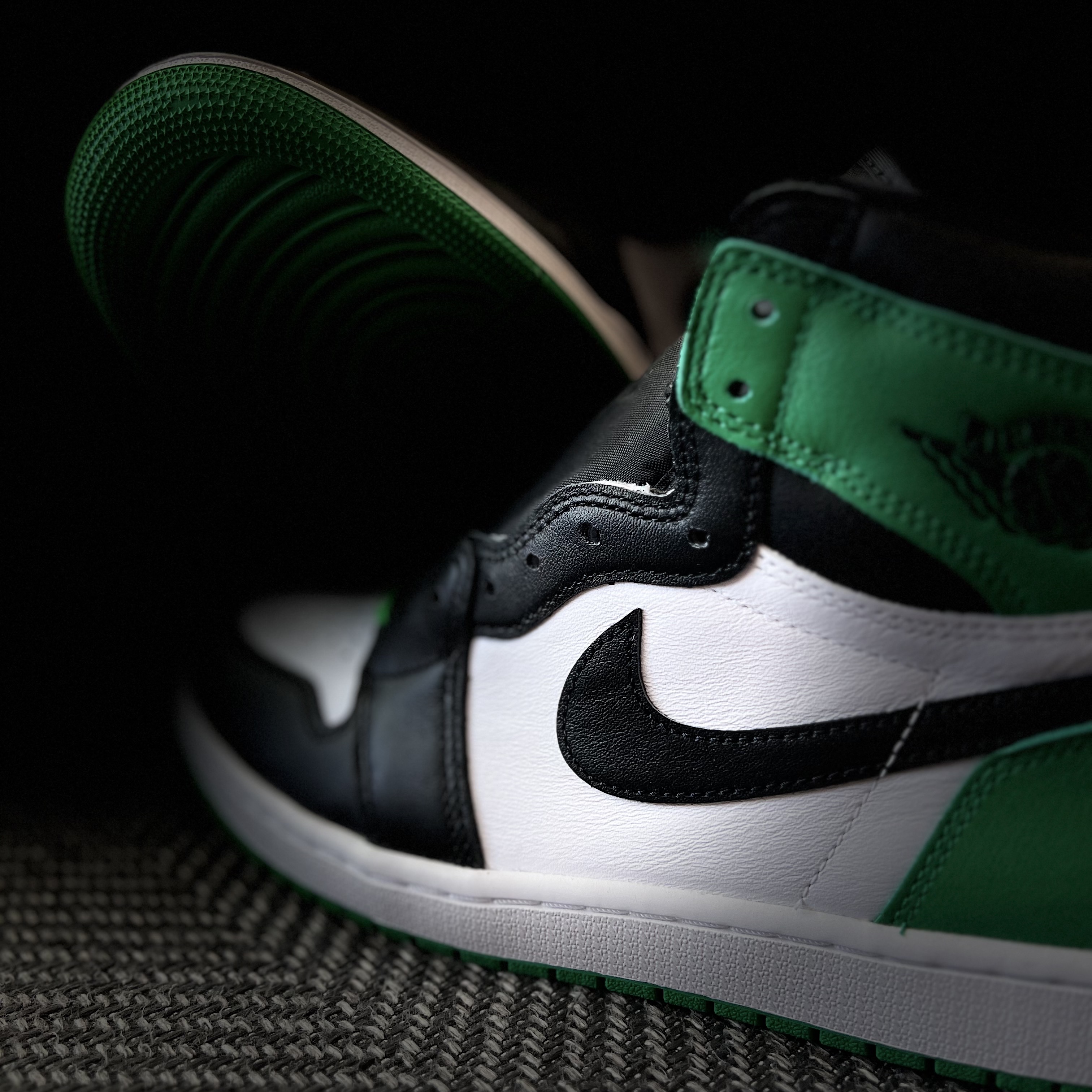 Jordan 1 Retro High OG Black and Lucky Green 착용 스타일 - 1