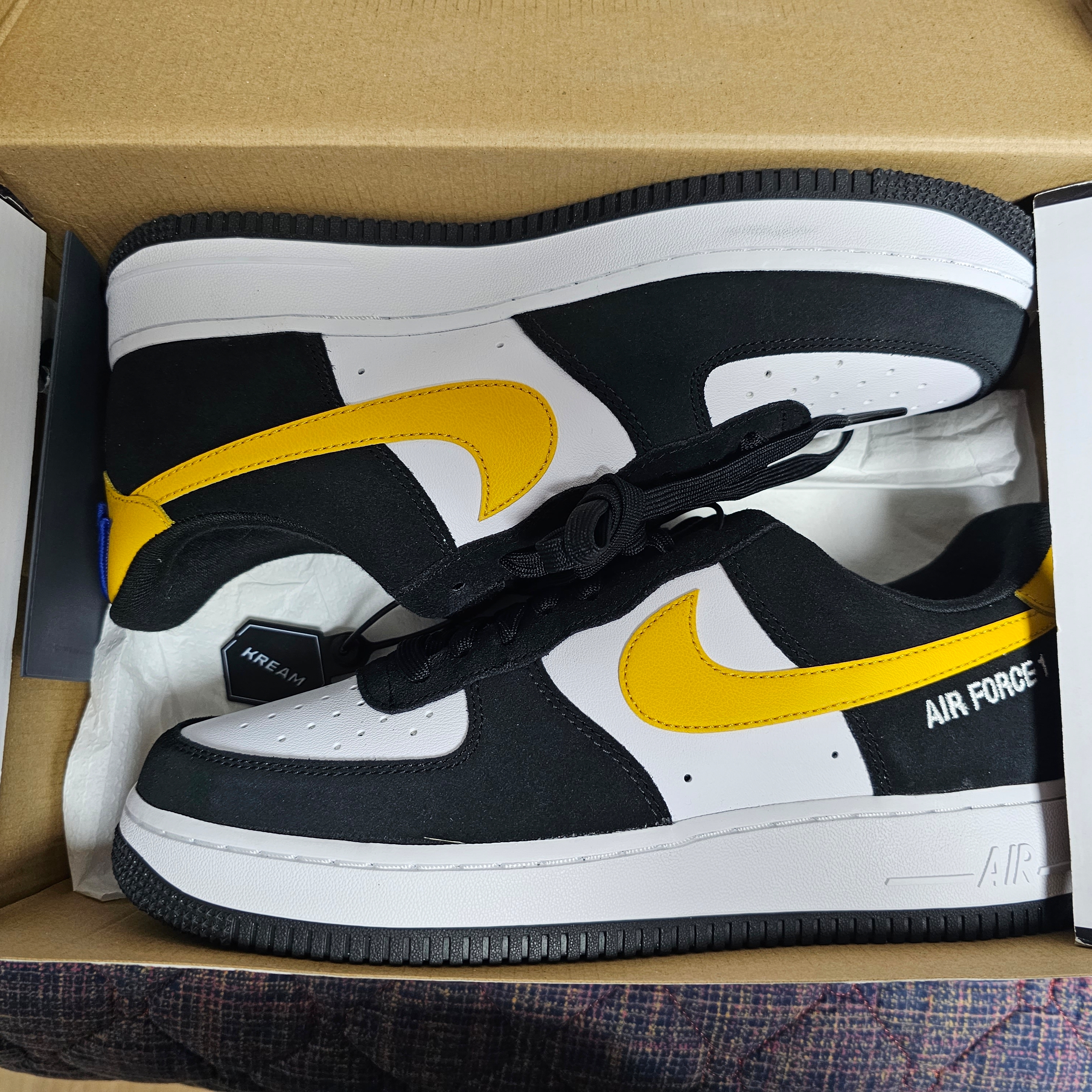 Nike Air Force 1 '07 LV8 Athletic Club Black Dark Sulfur 착용 스타일 - 2