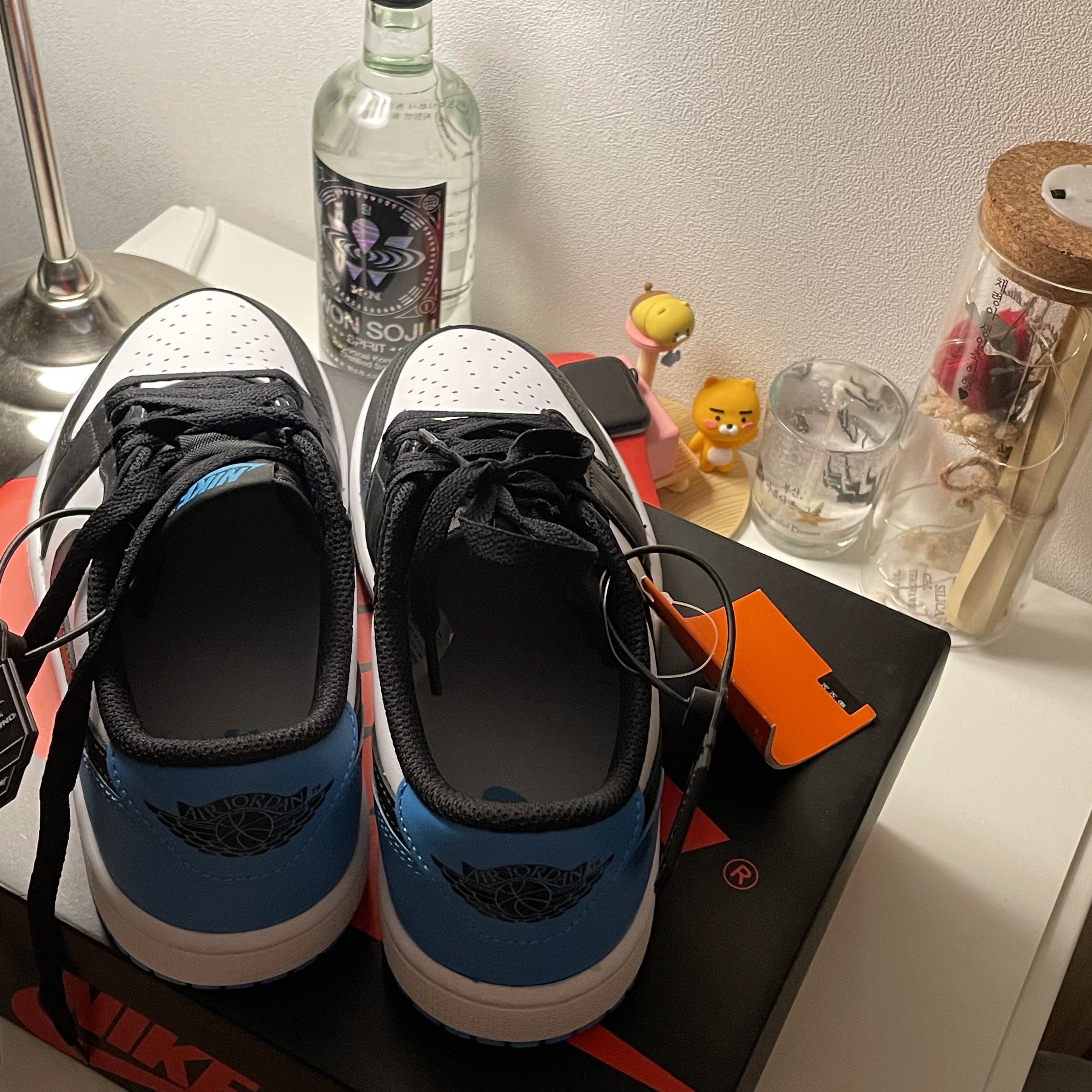 (W) Jordan 1 Retro Low OG Black and Dark Powder Blue 착용 스타일 - 2