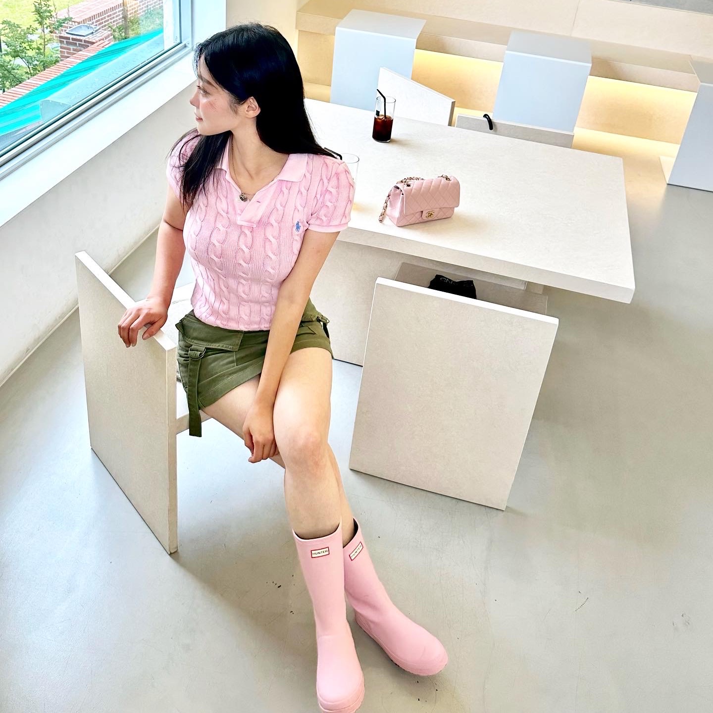 (W) Hunter Play Tall Wellington Rain Boots Azalea Pink 착용 스타일 - 3