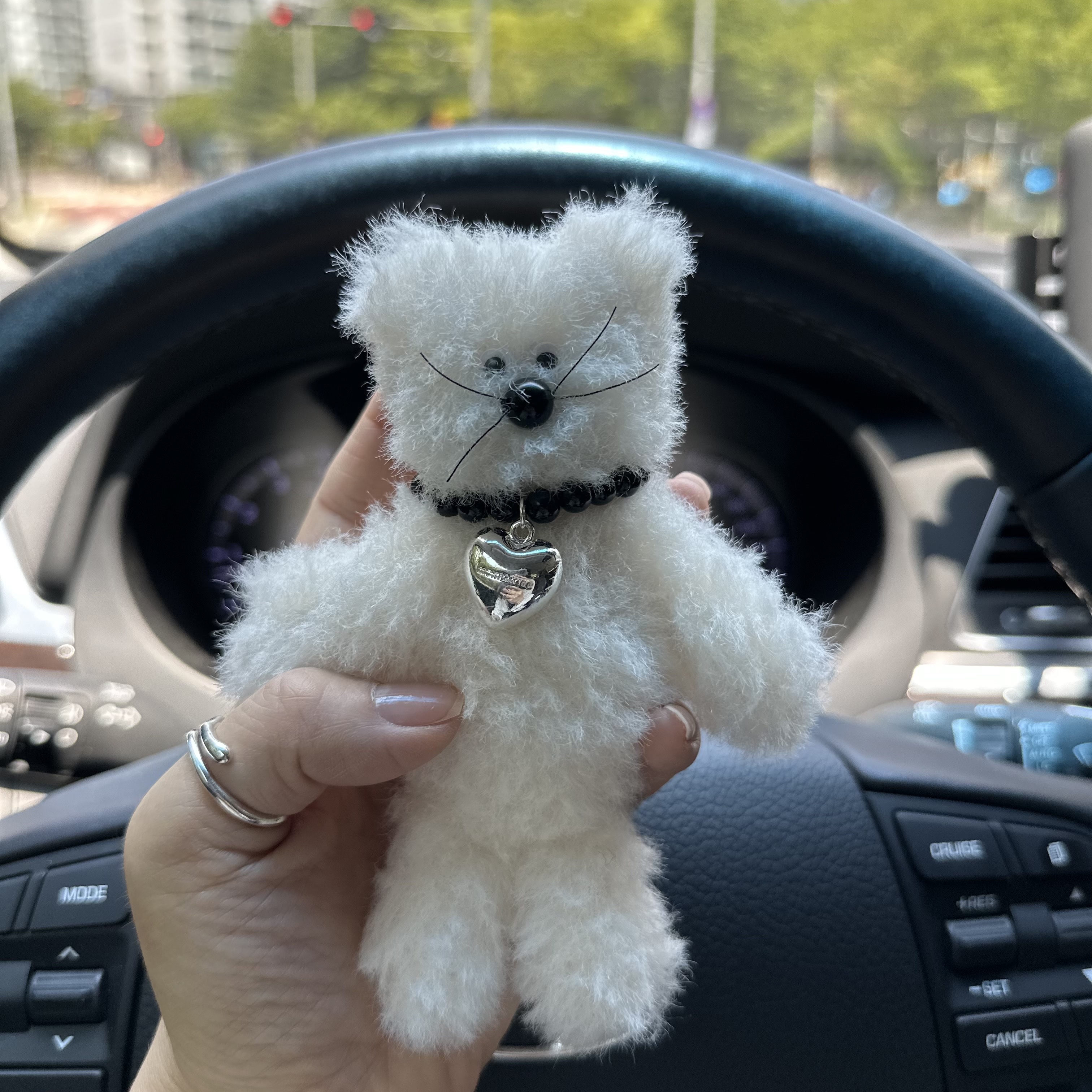 [KREAM 단독] Monamhee Creami Keyring Cream 착용 스타일 - 3