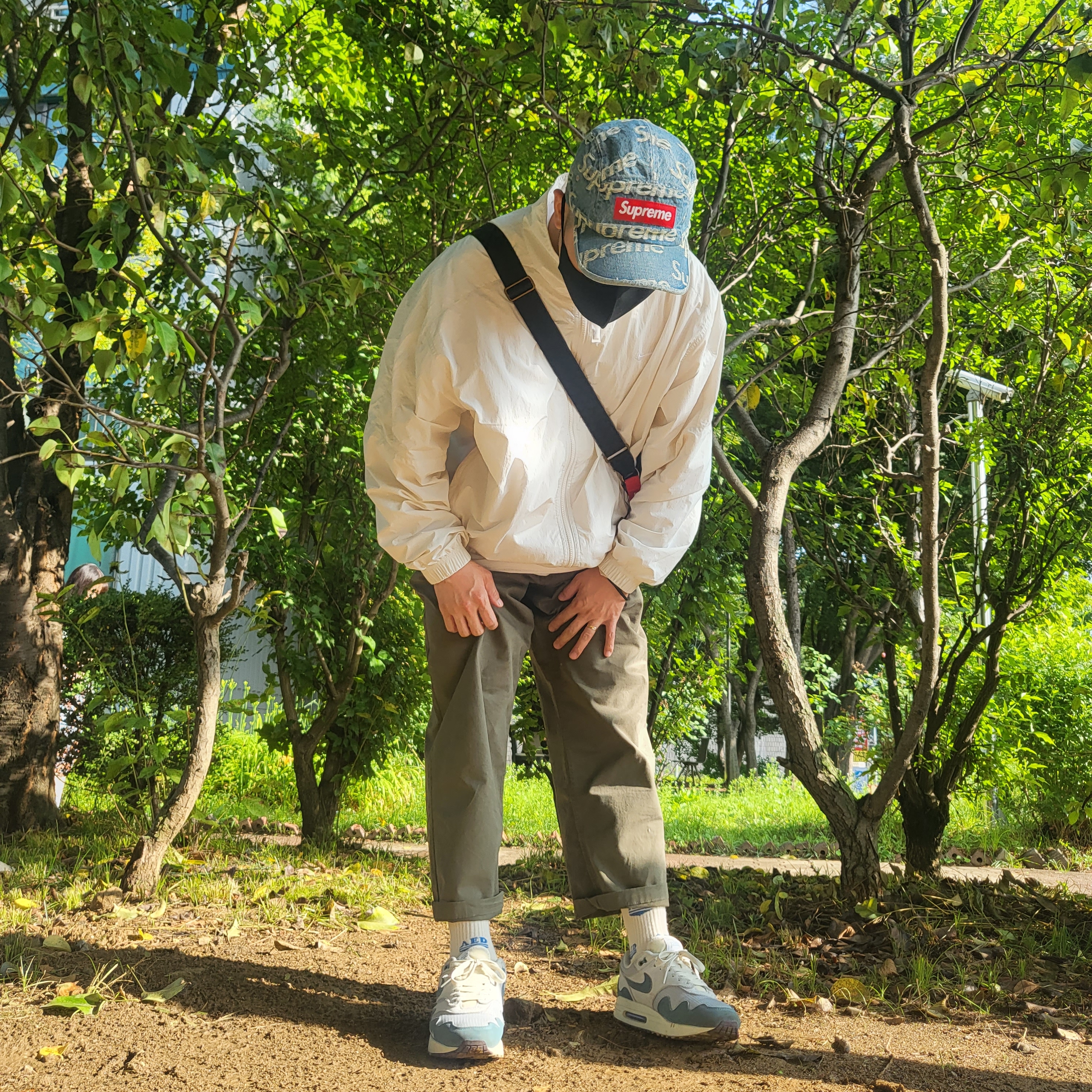 Stussy Melted T-Shirt White, Supreme Frayed Logos Denim Camp Cap Blue - 21SS 착용 스타일 - 3