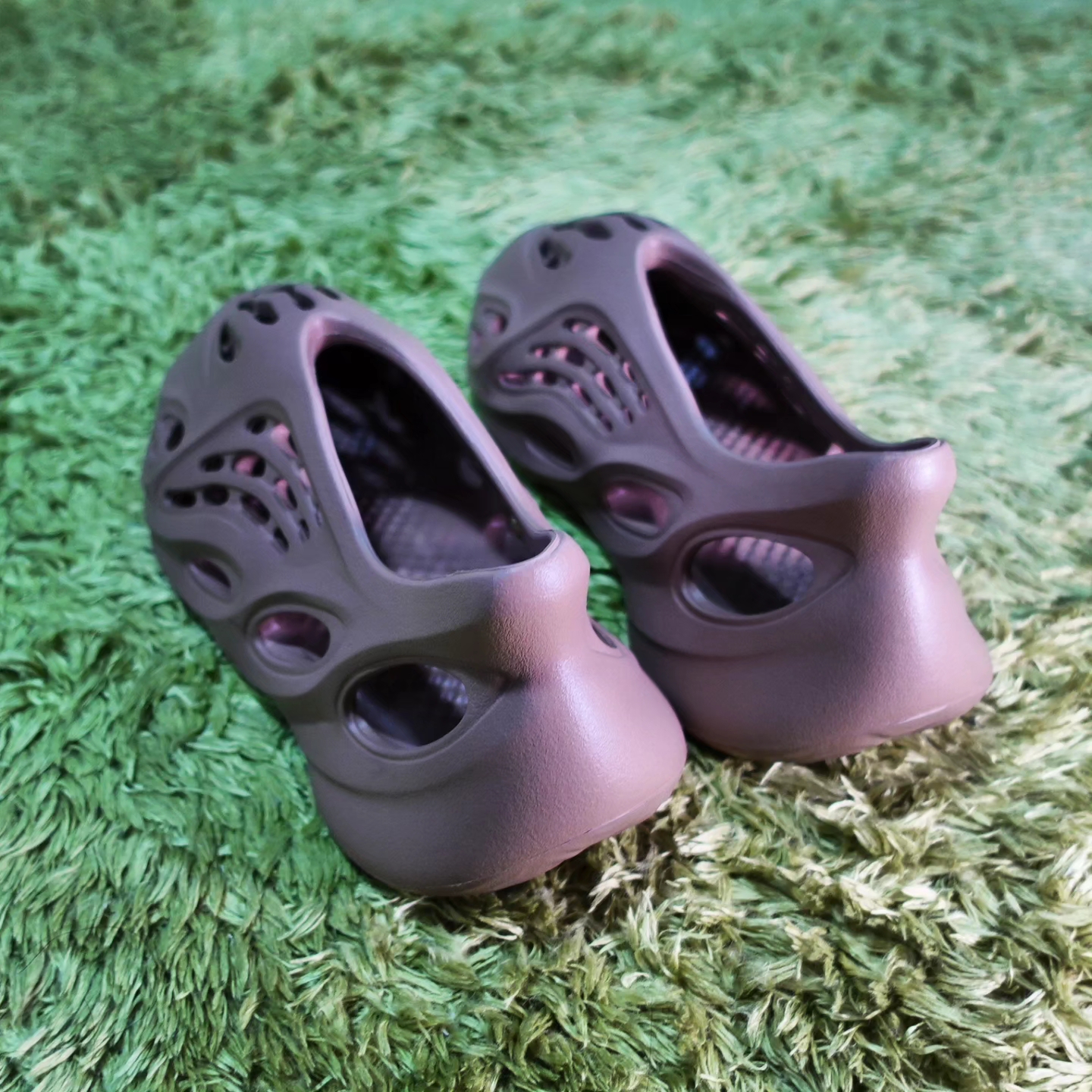 Adidas Yeezy Foam RNNR Clay Taupe 착용 스타일 - 3