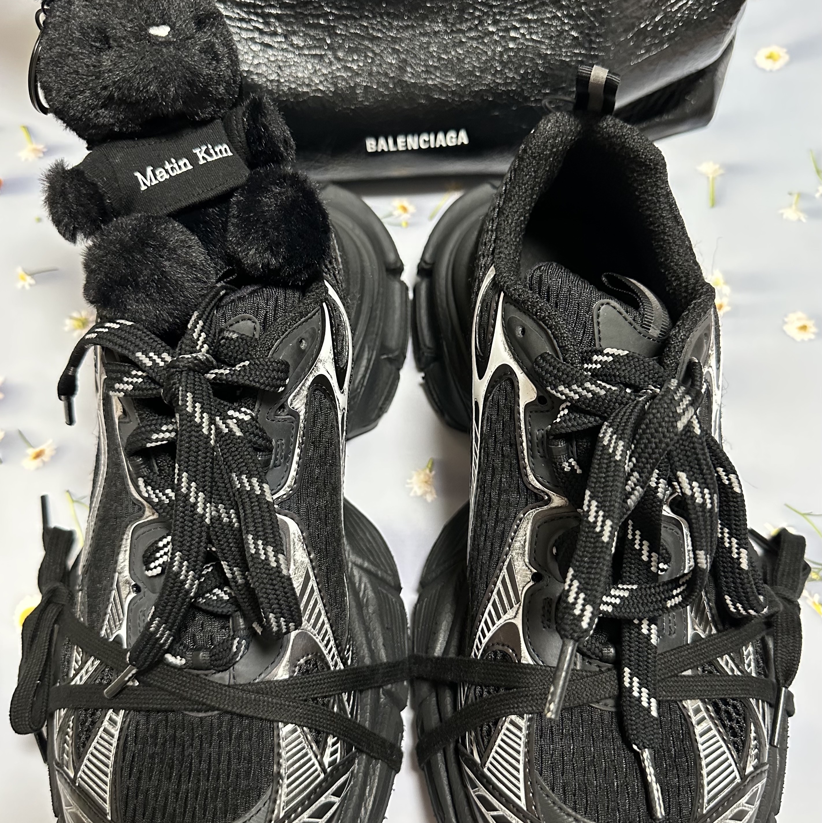 Balenciaga 3XL Sneakers Black White, Matin Kim Black Bunny Toy Keyring Black 착용 스타일