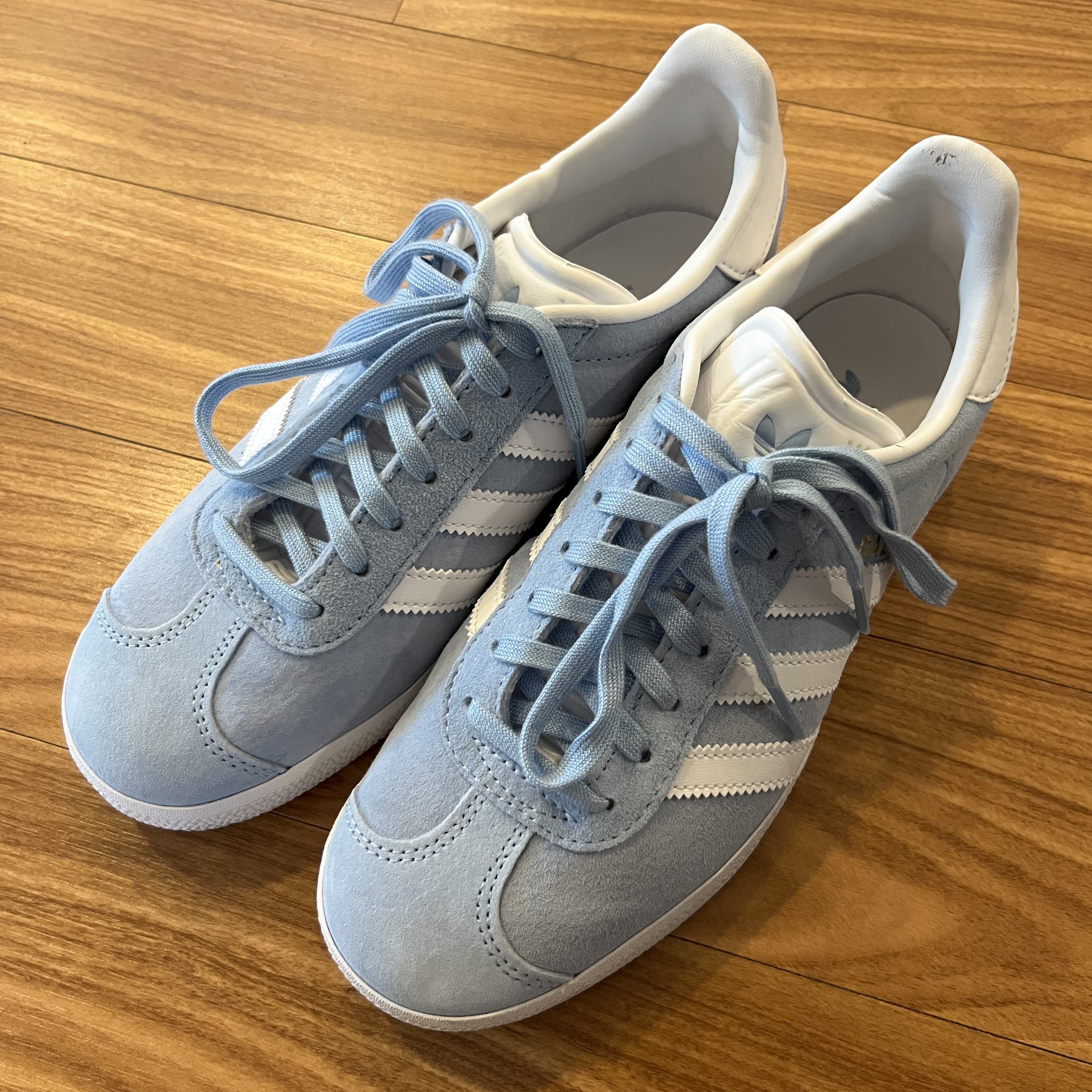 Adidas Gazelle Clear Sky White 착용 스타일