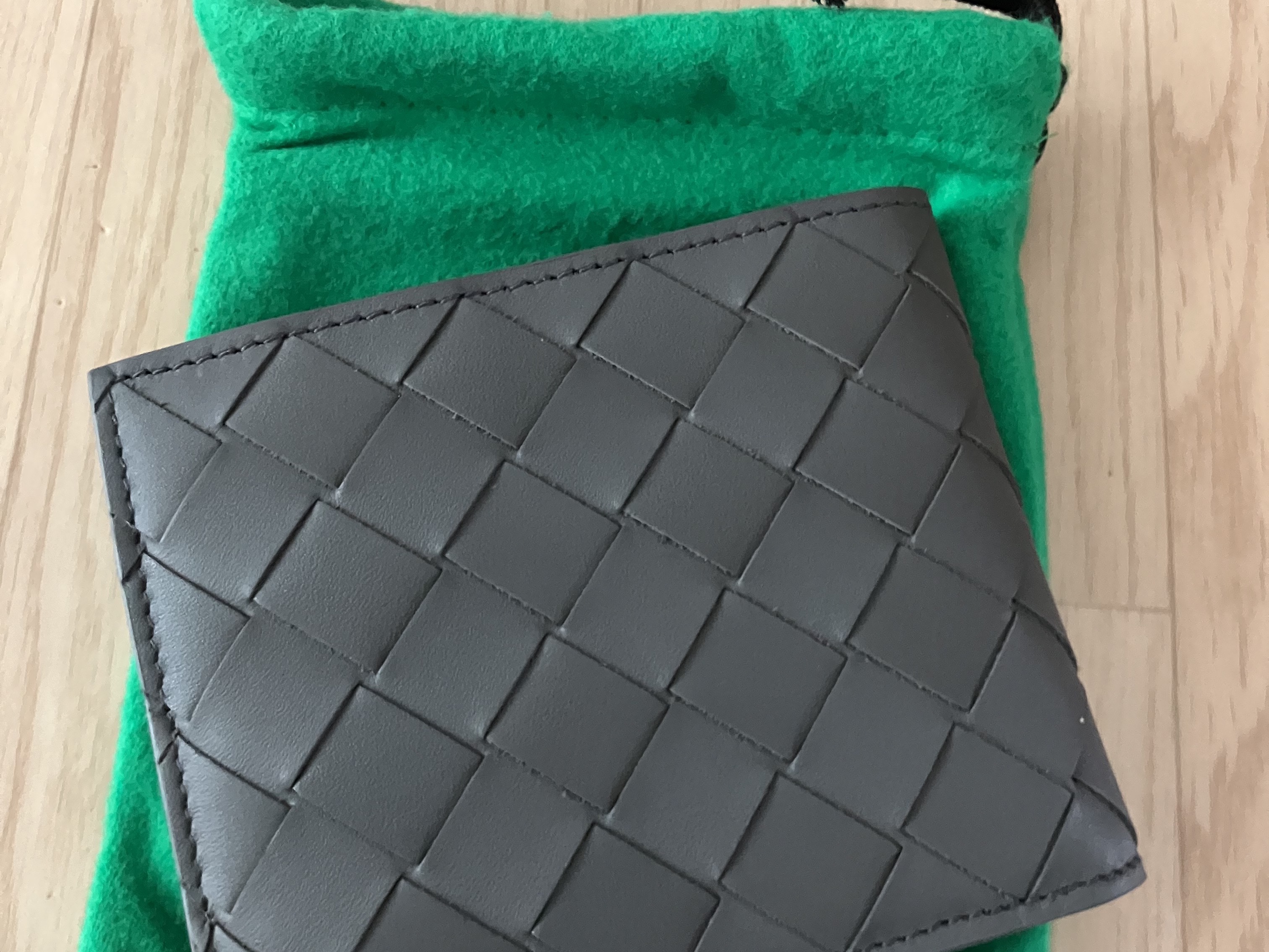 Bottega Veneta Bi-Fold Wallet Grey 착용 스타일 - 1