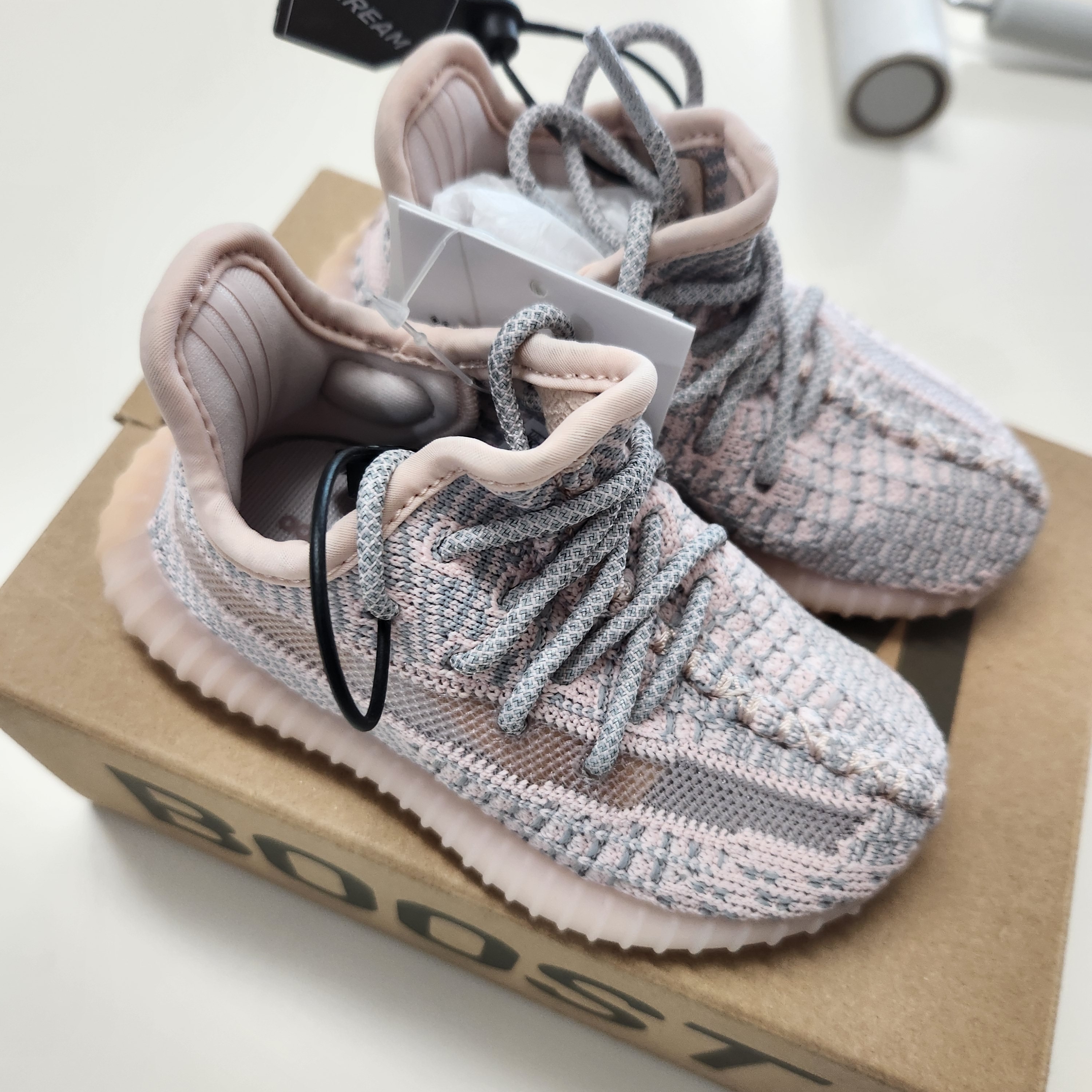 (Infant) Adidas Yeezy Boost 350 V2 Synth 착용 스타일