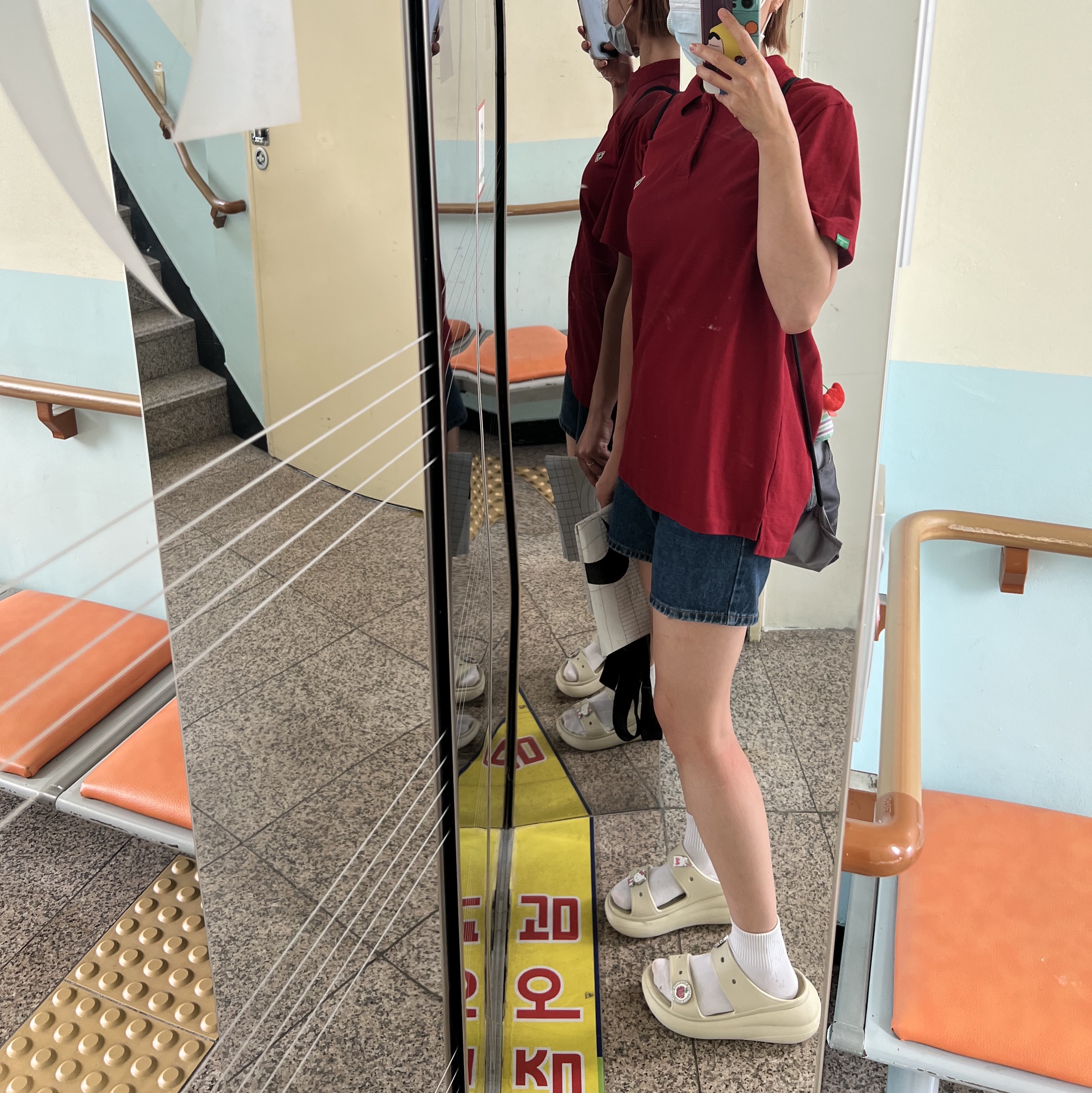 Crocs Classic Crush Sandal Bone 착용 스타일 - 1