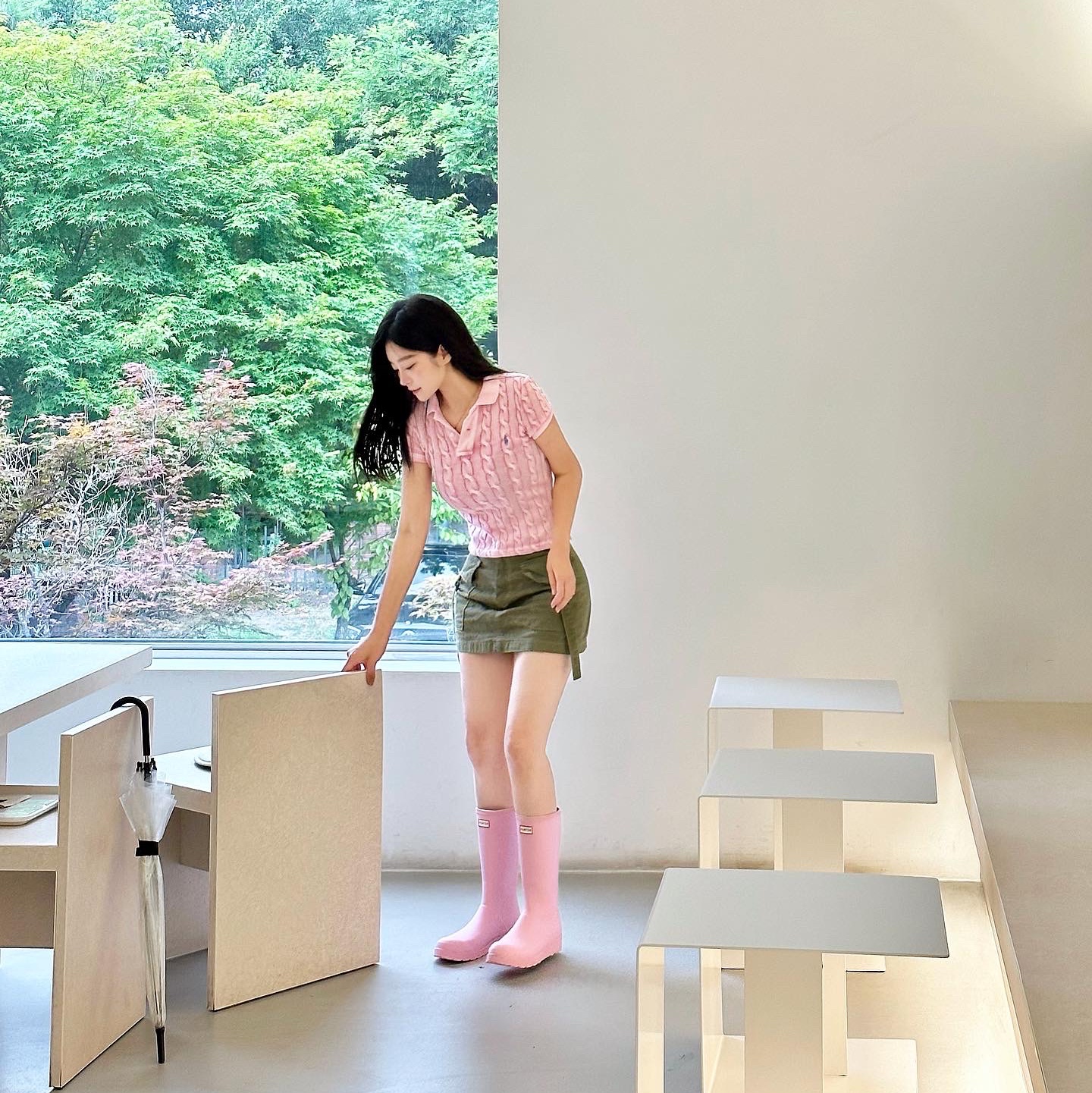 (W) Hunter Play Tall Wellington Rain Boots Azalea Pink 착용 스타일 - 1
