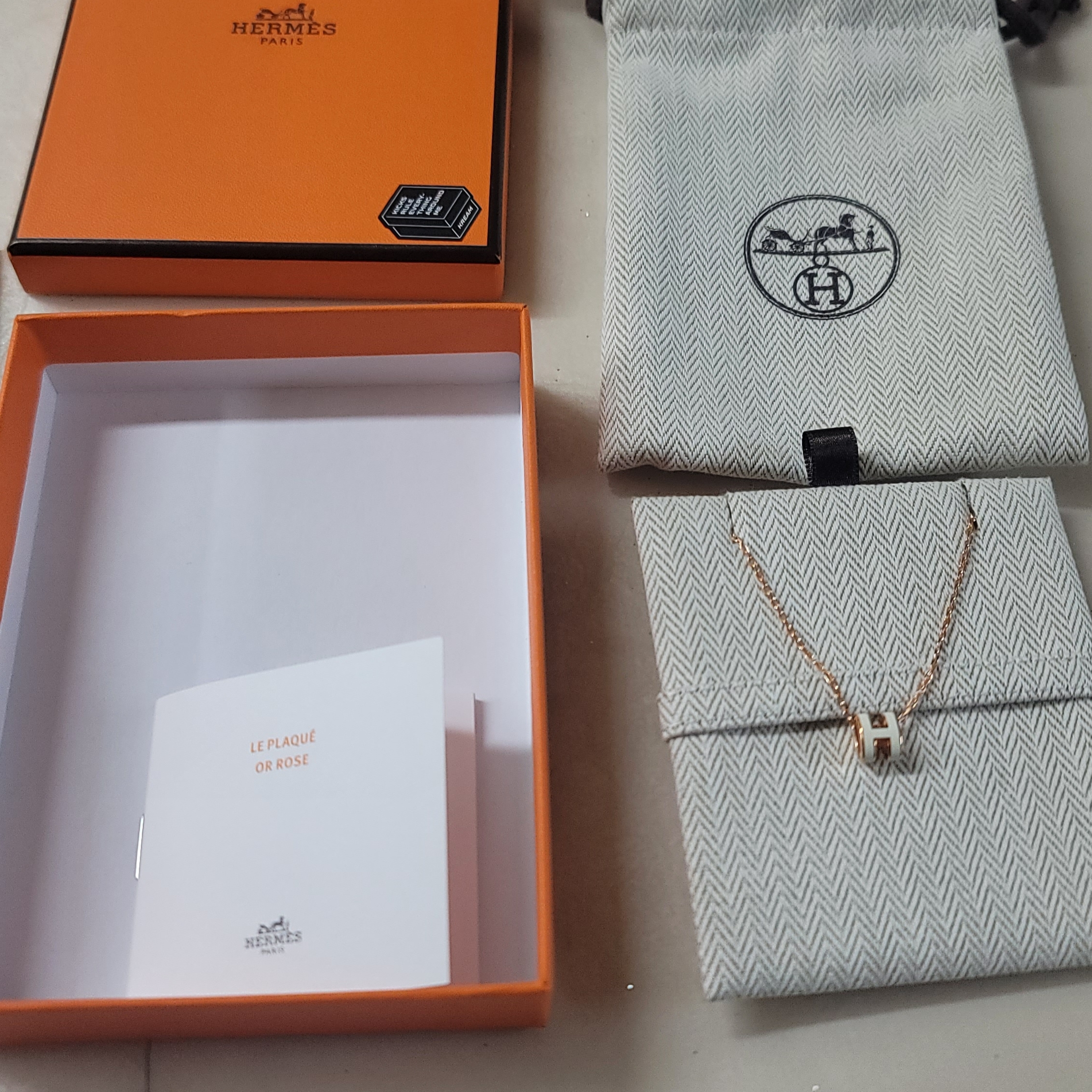 (W) Hermes Mini Pop H Pendant Rose Gold & Blanc 착용 스타일