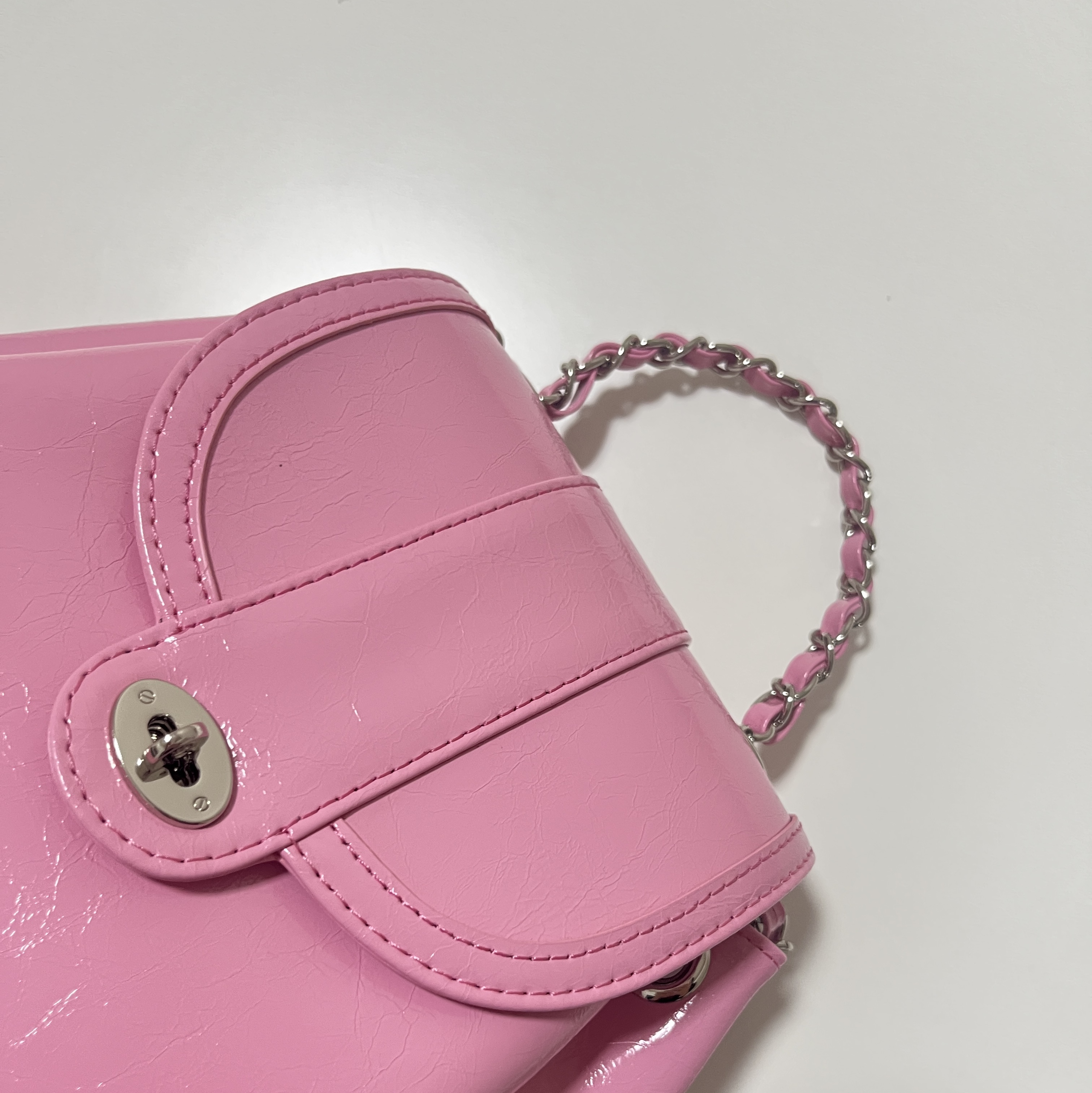Cardinal Red Hawoo-A Bag Pink 착용 스타일