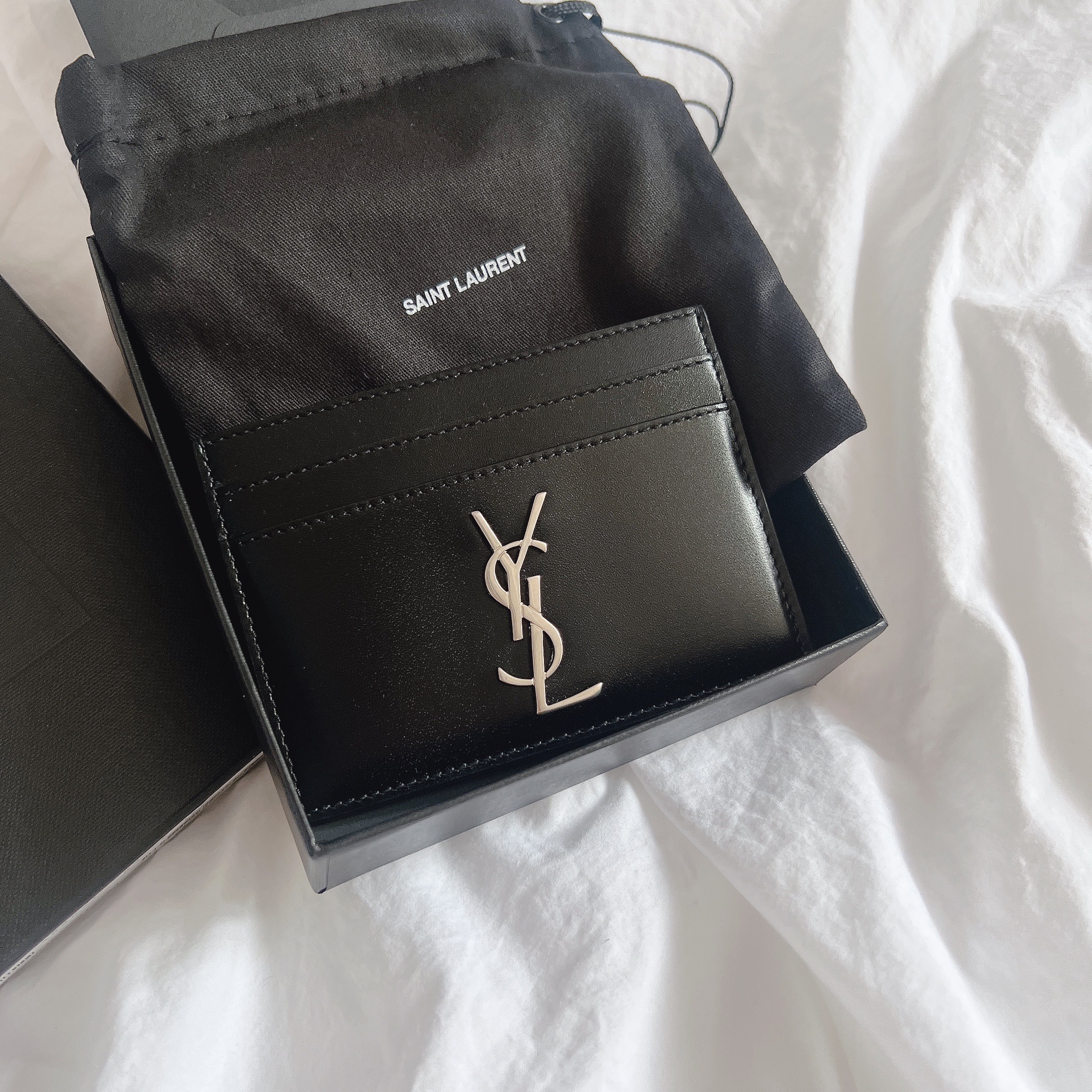 Saint Laurent Monogram Card Case in Smooth Leather Black 착용 스타일 - 2