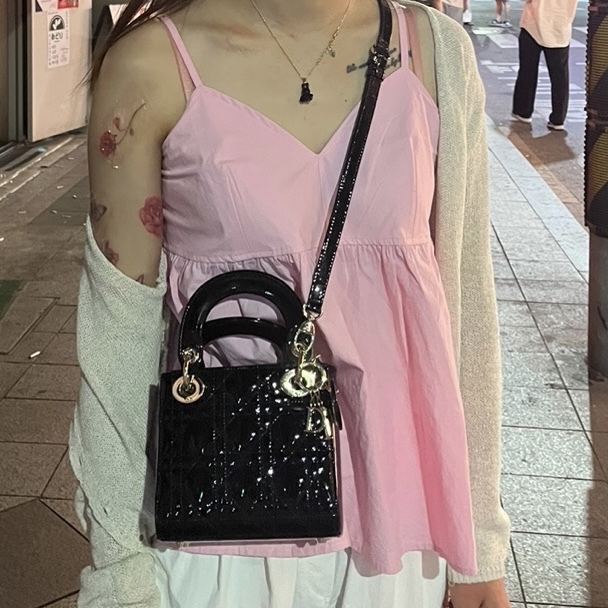 Matin Kim Color Bunny Necklace Black, Dior Mini Lady Bag Patent Cannage Calfskin Black 착용 스타일