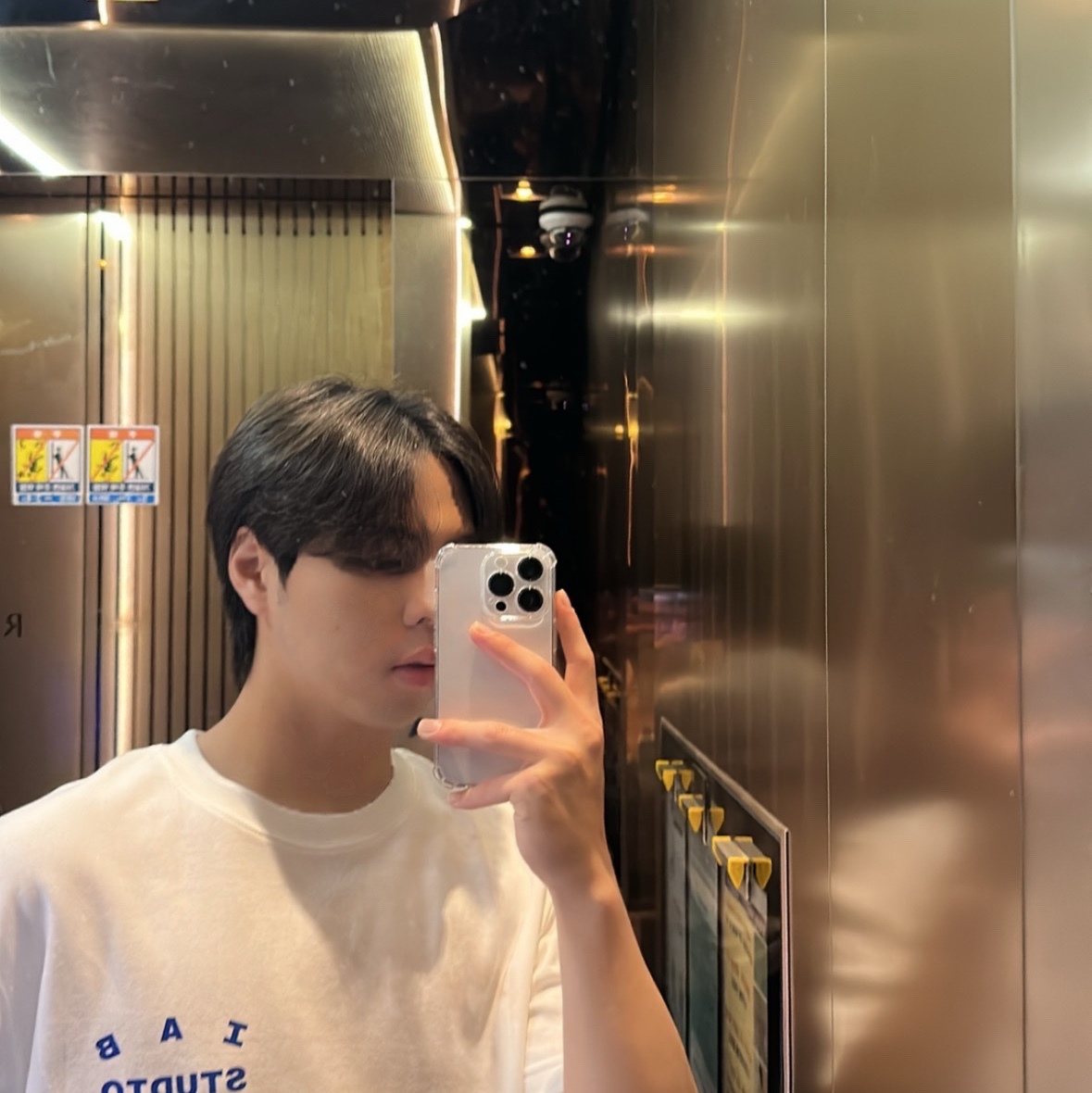 IAB Studio 10th Anniversary T-Shirts Pack White & Black (2 Pack) 착용 스타일 - 3