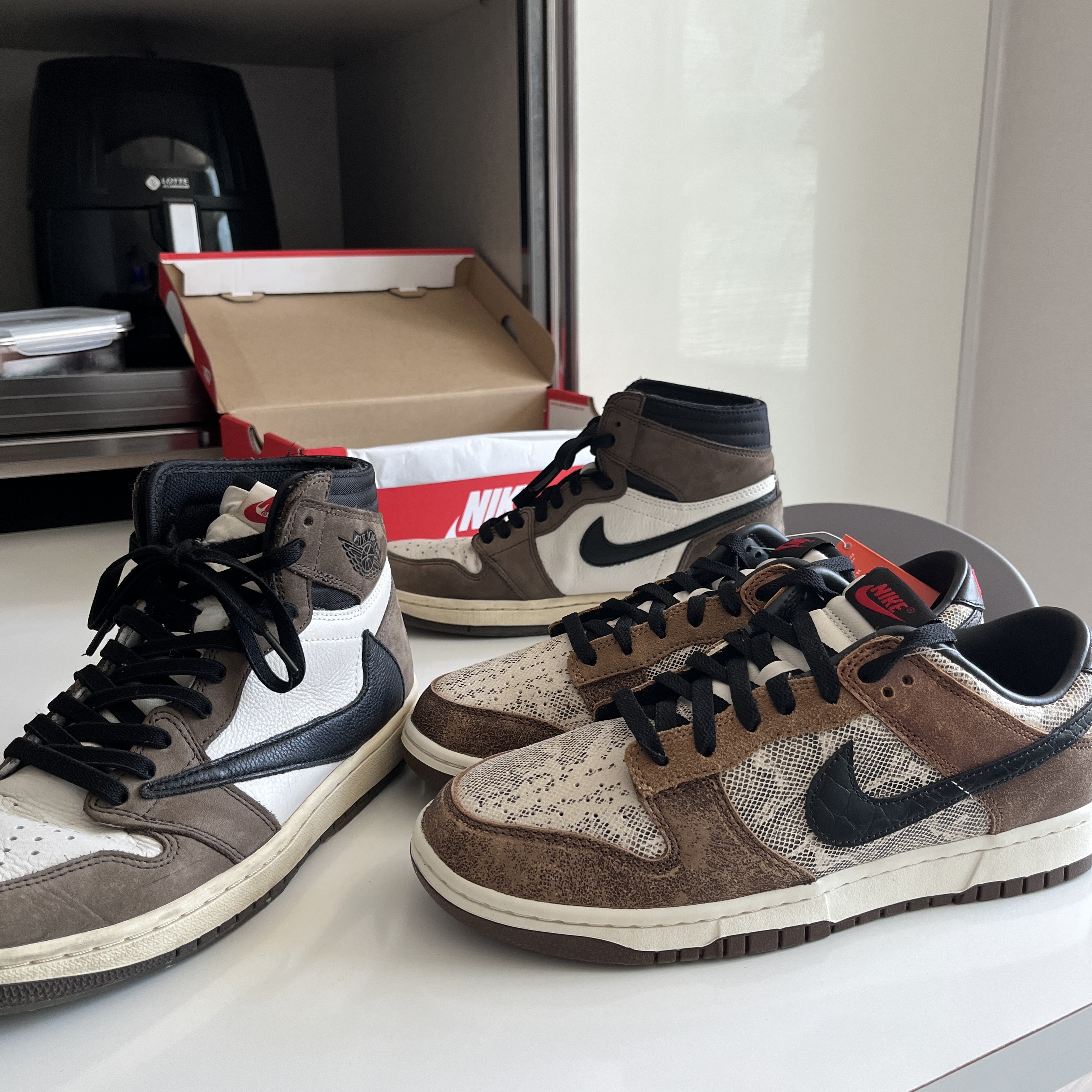 Nike Dunk Low PRM Head to Head, Jordan 1 x Travis Scott Retro High OG SP Mocha 착용 스타일