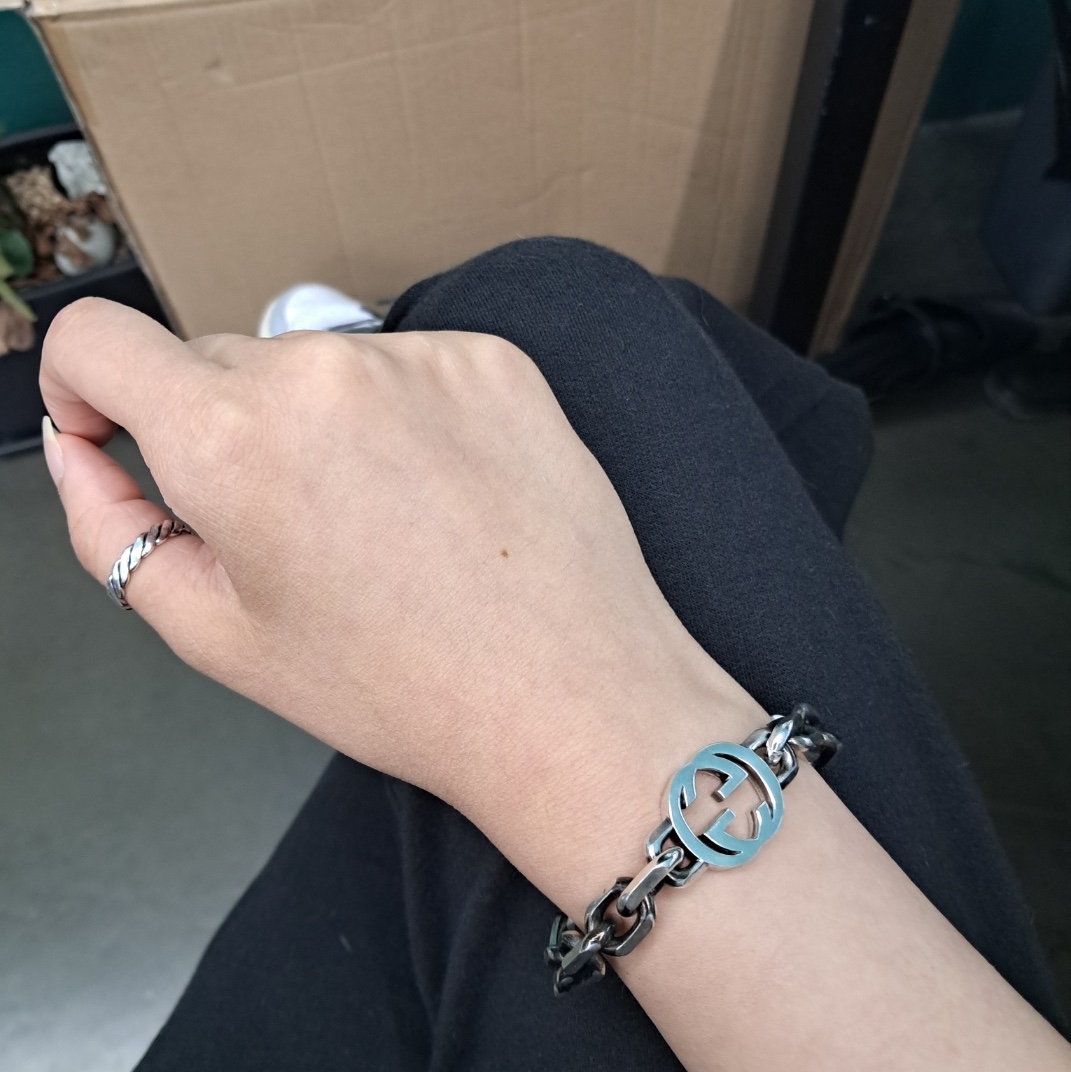 Gucci Interlocking G Bracelet Silver 착용 스타일