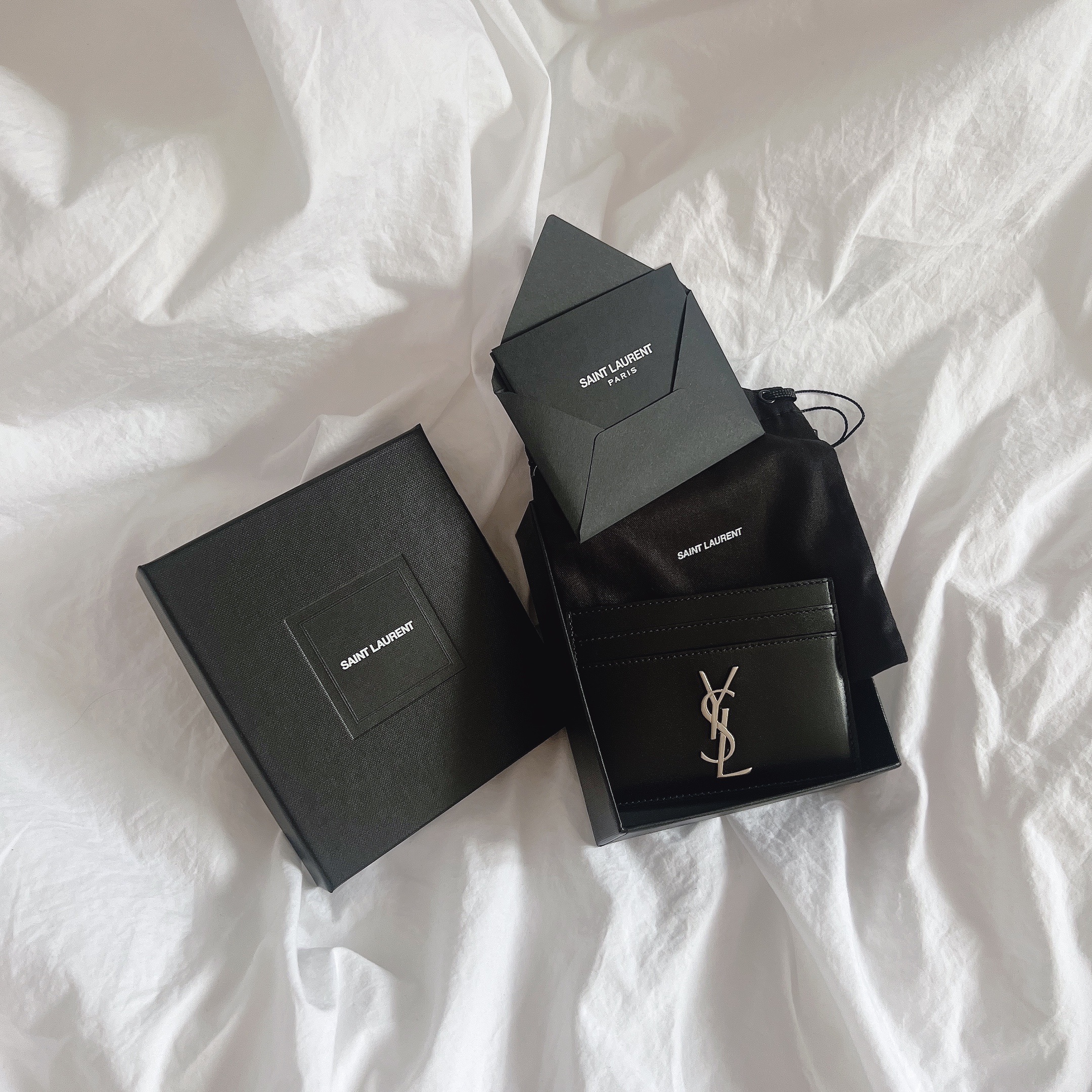 Saint Laurent Monogram Card Case in Smooth Leather Black 착용 스타일 - 1