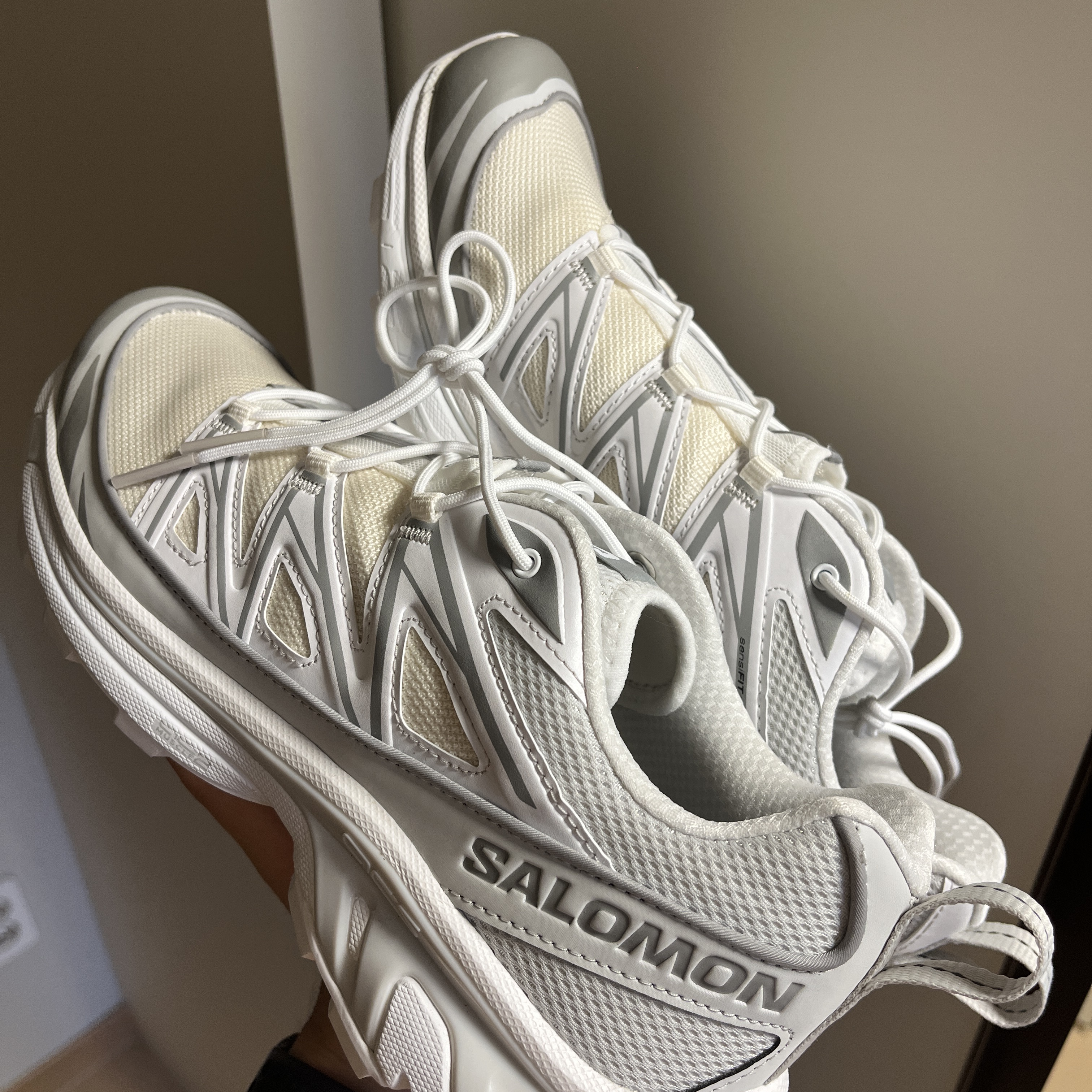 Salomon XT-6 Expanse Vanilla Ice White 착용 스타일 - 2
