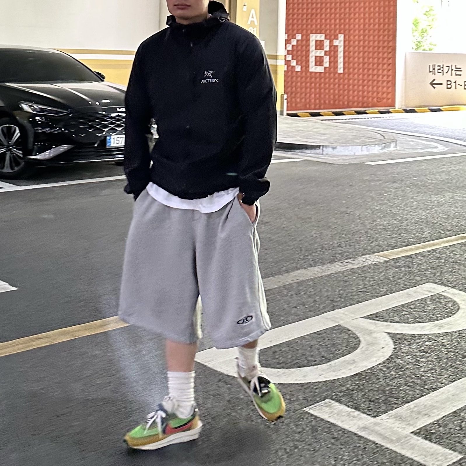 Arc'teryx Squamish Hoody Black, Nike x Sacai LDWaffle Green Multi 착용 스타일 - 1